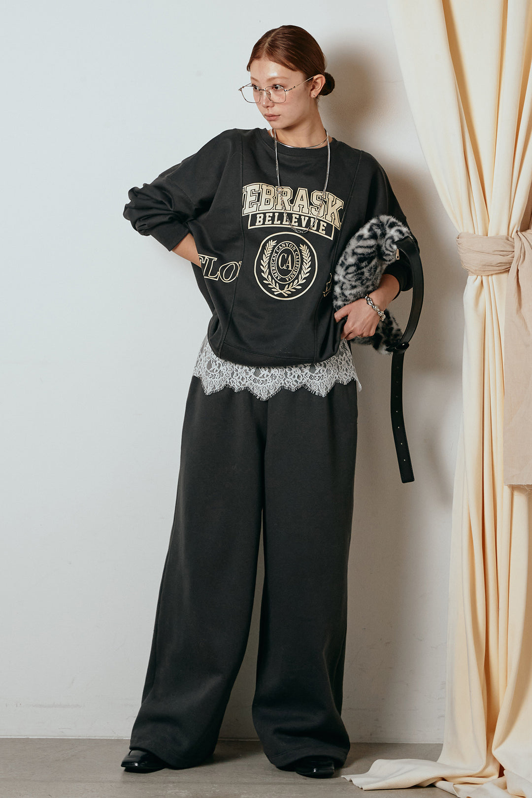 [SET]裏毛カレッジプリントプルオーバー+裏起毛スウェットワイドパンツ+カップ付きレースドッキングキャミソール(3set)