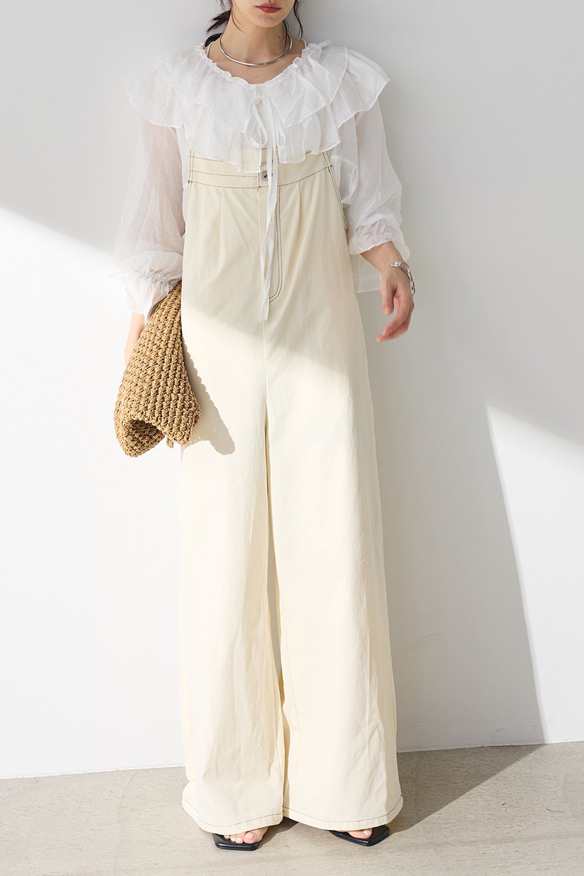 ESICA [SET]ラッフルカラーブラウス+デニムカーゴサロペット(2set) ESICA ［SET]ラッフルカラーブラウス+デニムカーゴサロペット