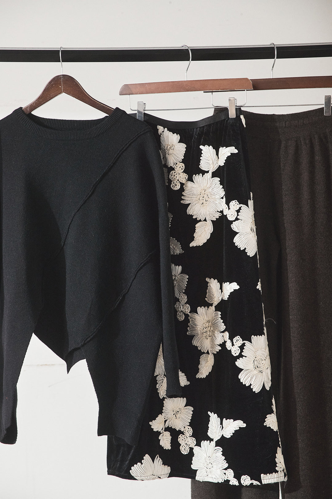 【着回しセット】[SET]アシンメトリーデザインニットトップス+センターラインニットパンツ+フラワー刺繍ワイドスカート(3set)