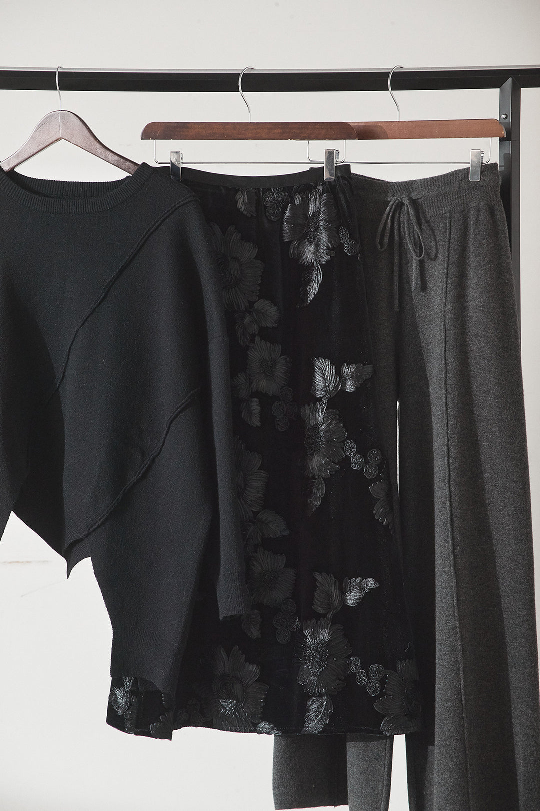 【着回しセット】[SET]アシンメトリーデザインニットトップス+センターラインニットパンツ+フラワー刺繍ワイドスカート(3set)