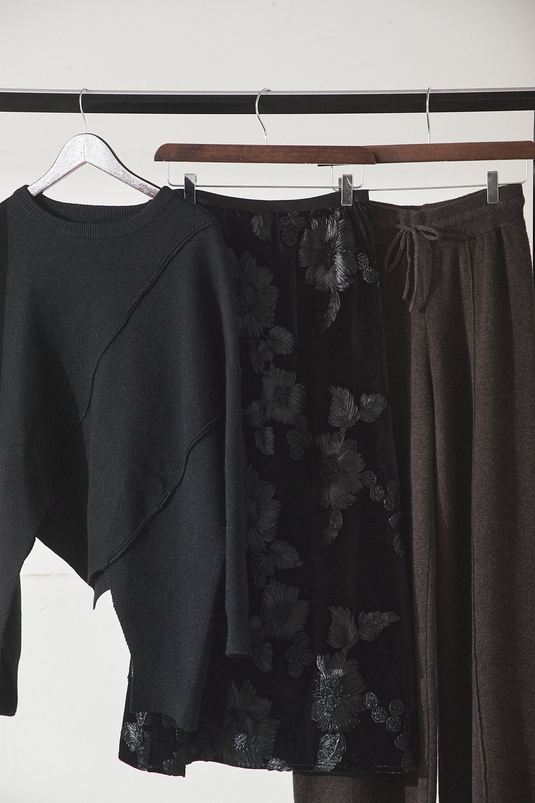 【着回しセット】[SET]アシンメトリーデザインニットトップス+センターラインニットパンツ+フラワー刺繍ワイドスカート(3set)