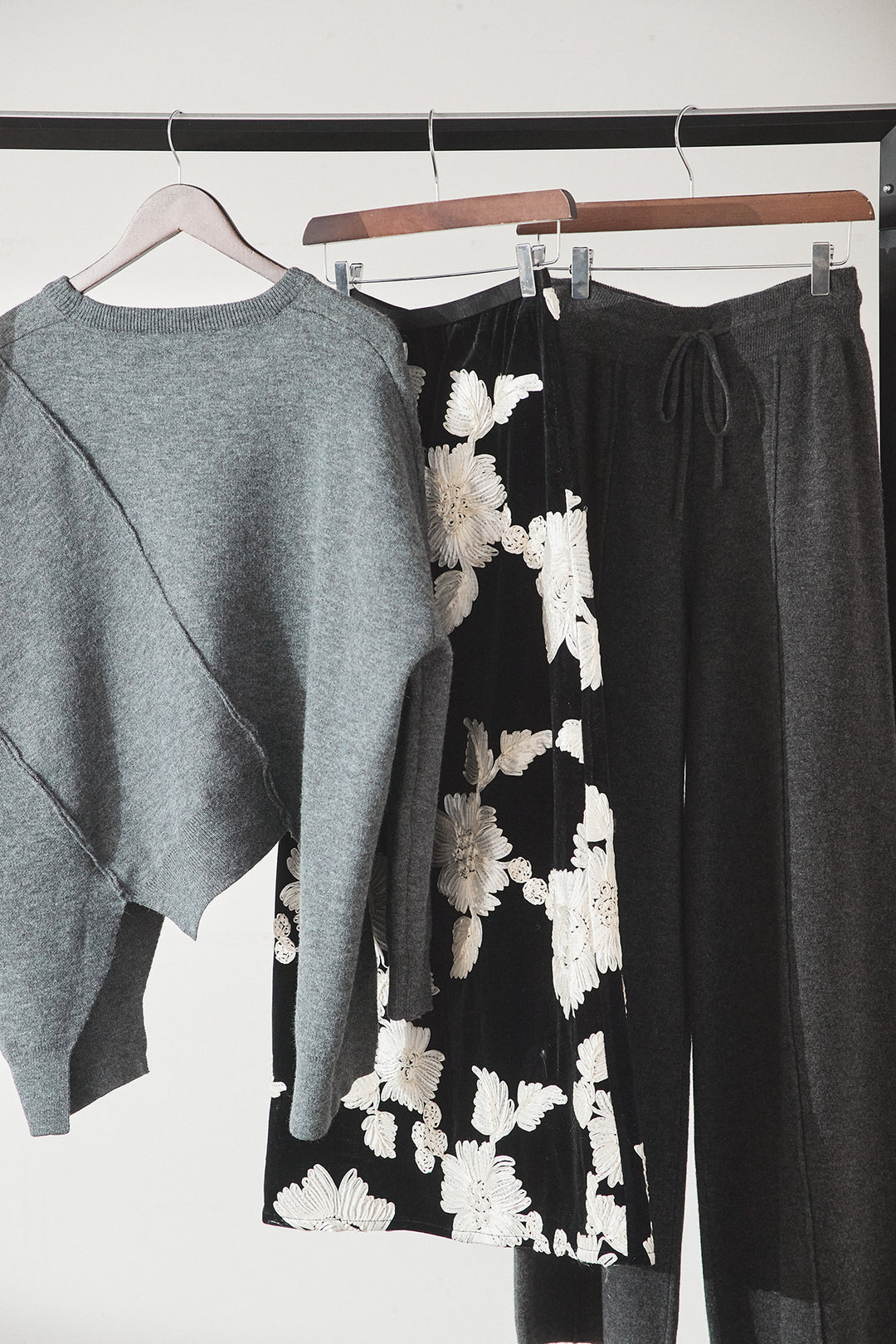 【着回しセット】[SET]アシンメトリーデザインニットトップス+センターラインニットパンツ+フラワー刺繍ワイドスカート(3set)