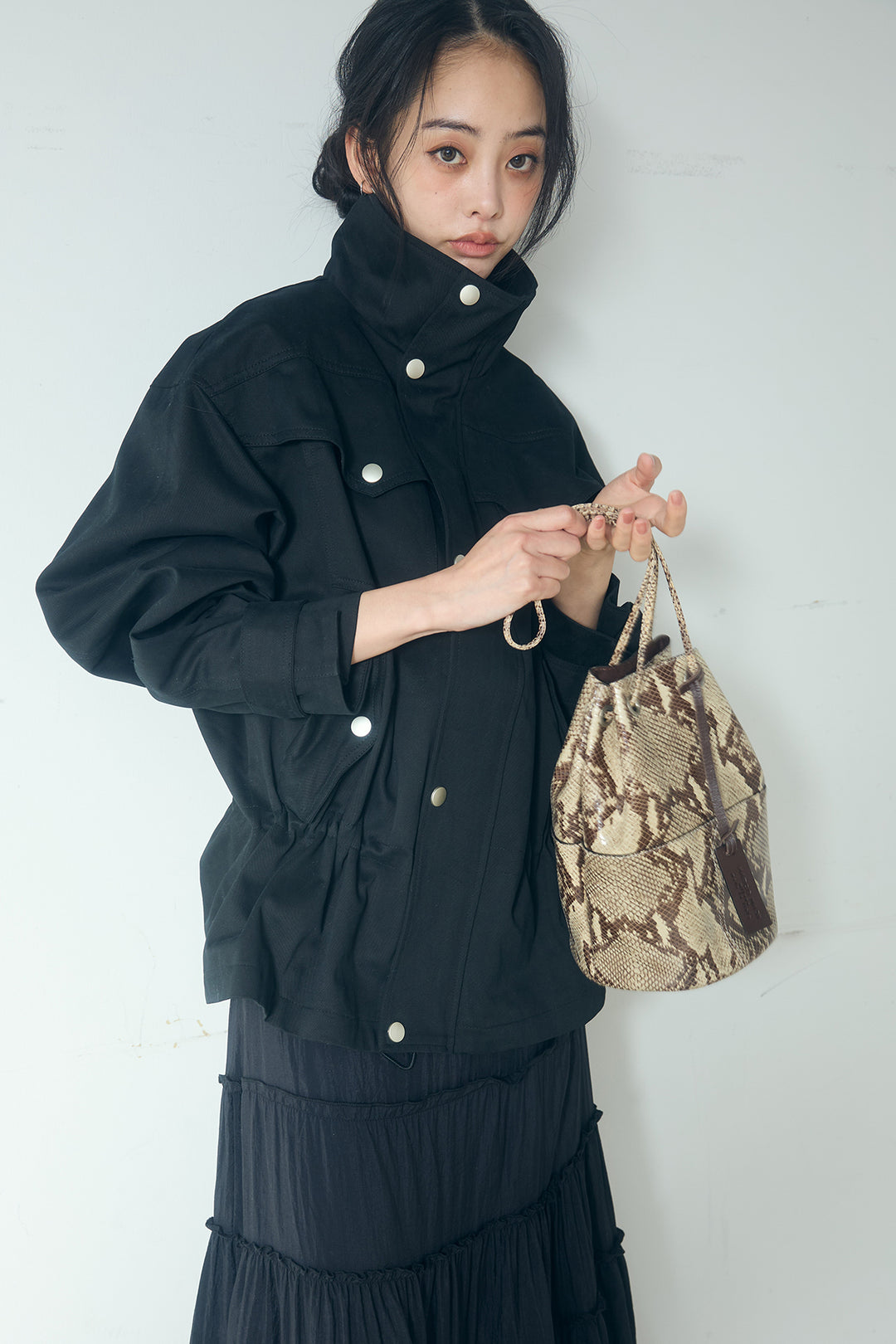 スタンドネックサイド絞りアウター