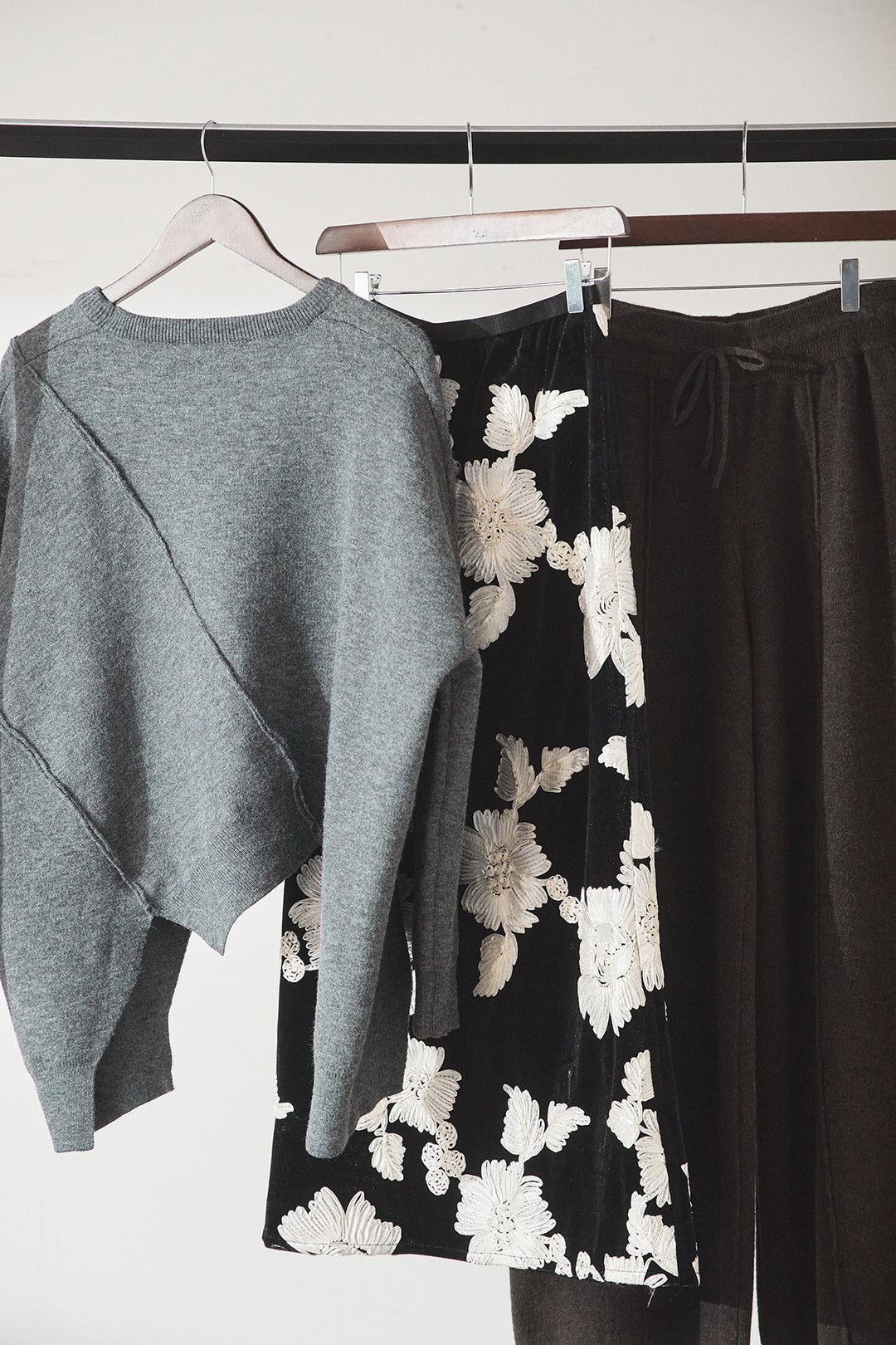 【着回しセット】[SET]アシンメトリーデザインニットトップス+センターラインニットパンツ+フラワー刺繍ワイドスカート(3set)