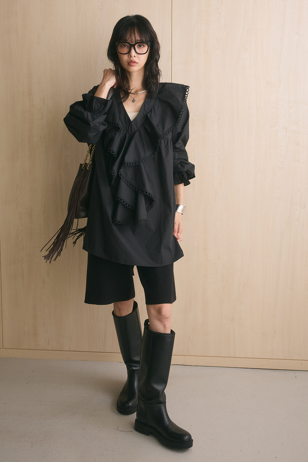 [SET]レースフリル付きVネックブラウス+リラックスニットショートパンツ(2set)