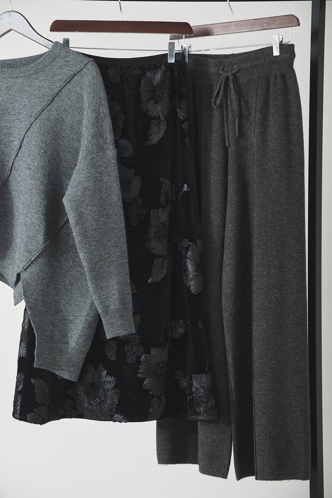 【着回しセット】[SET]アシンメトリーデザインニットトップス+センターラインニットパンツ+フラワー刺繍ワイドスカート(3set)