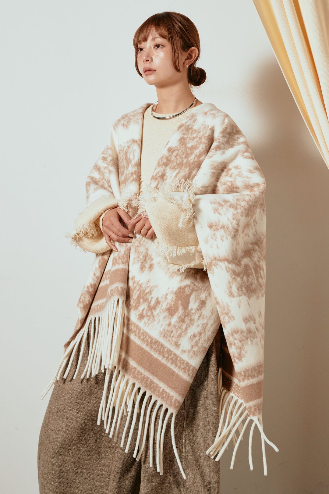 裾フリンジジャガード柄ポンチョアウター/アイボリー