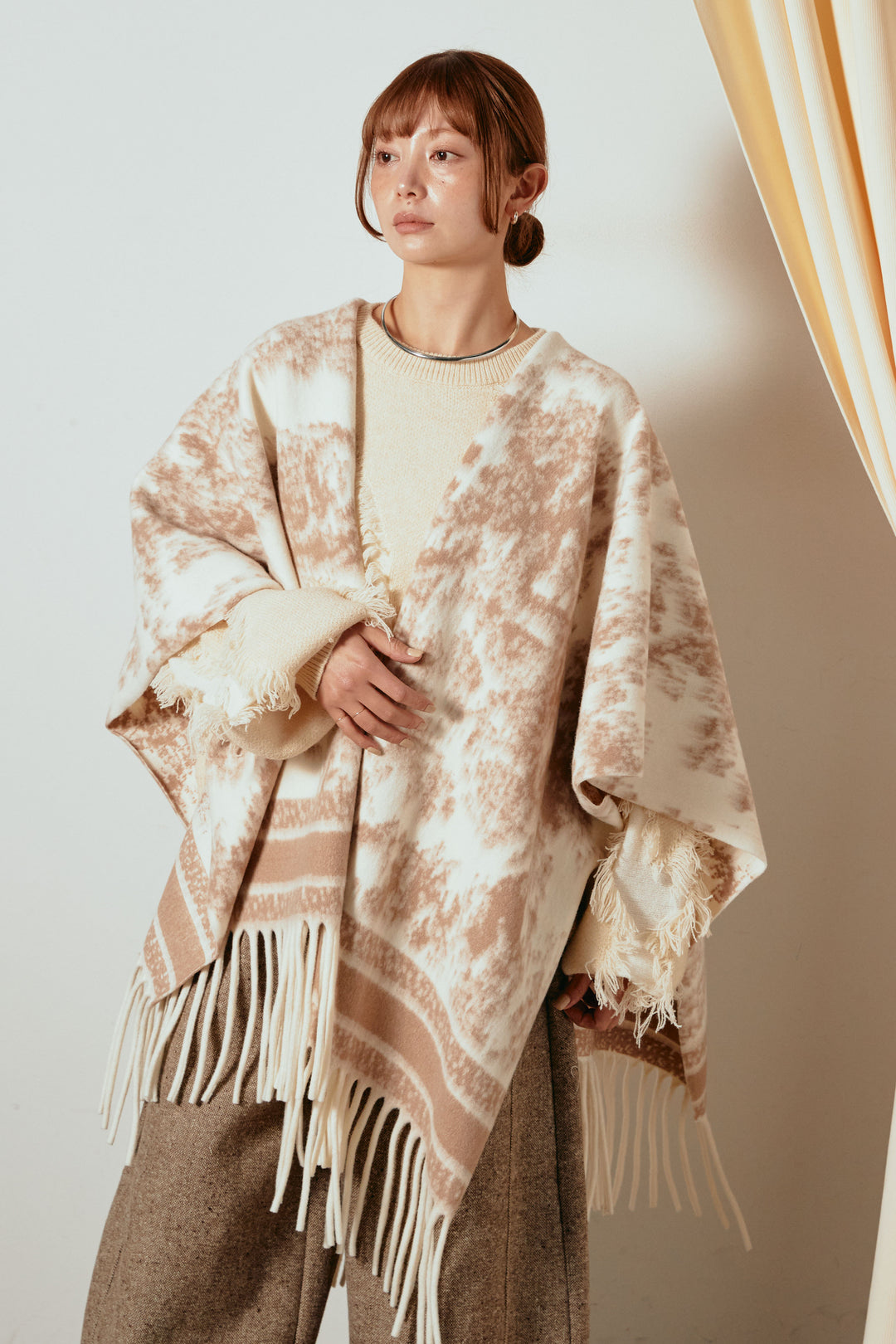 裾フリンジジャガード柄ポンチョアウター/アイボリー