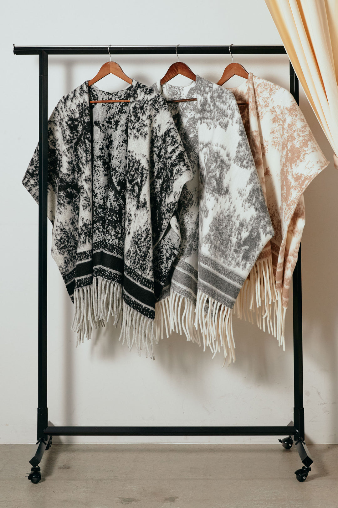 裾フリンジジャガード柄ポンチョアウター/アイボリー