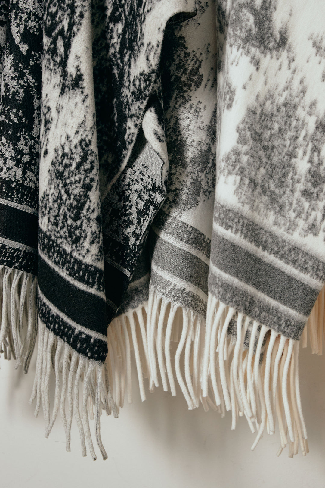 裾フリンジジャガード柄ポンチョアウター/アイボリー