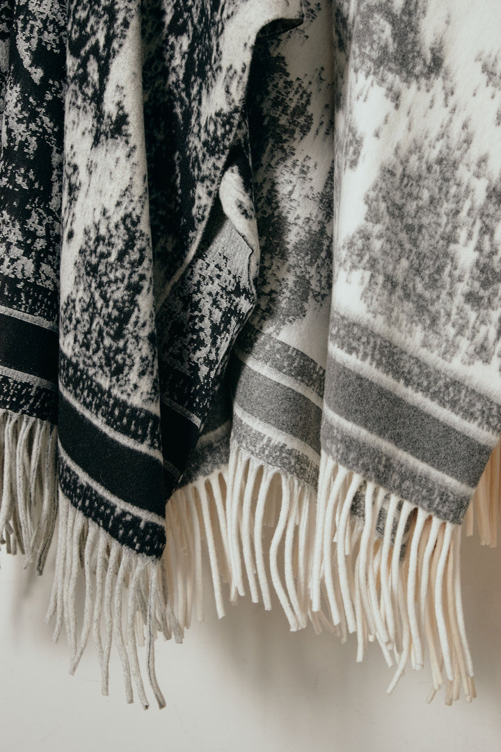裾フリンジジャガード柄ポンチョアウター/アイボリー