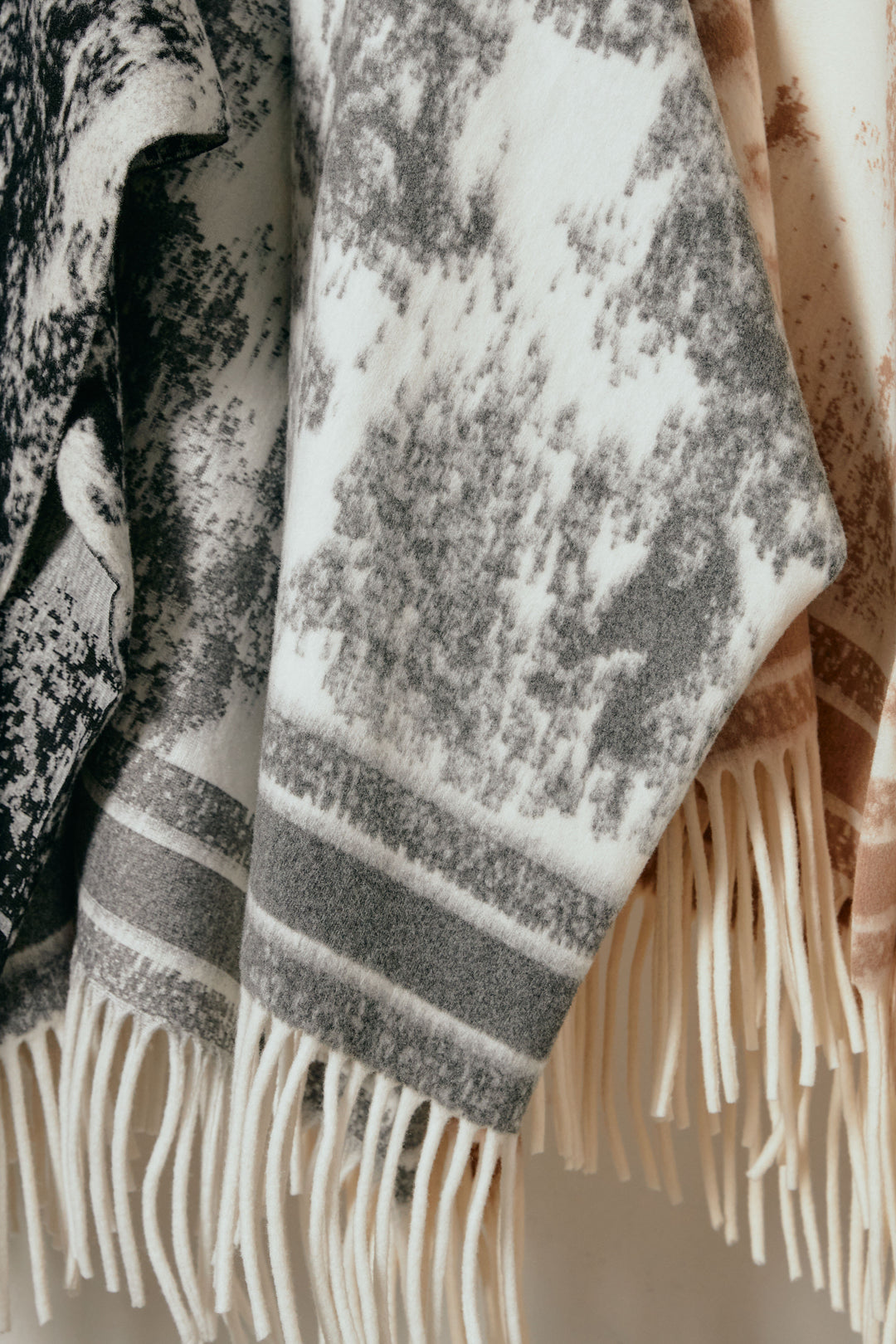 裾フリンジジャガード柄ポンチョアウター/アイボリー