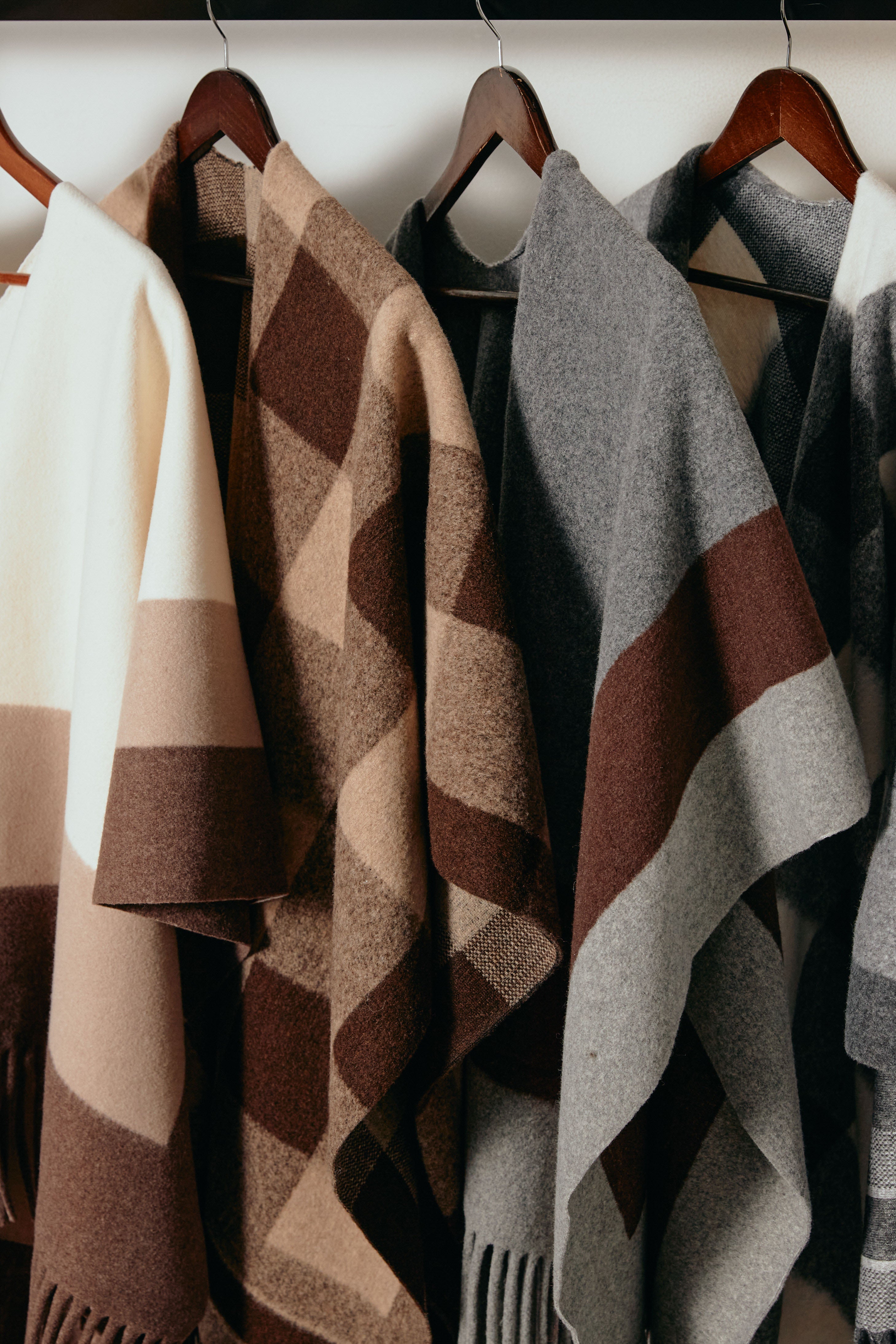 トゥービーシック　グレージュ　フリルポケット ポンチョ トゥービーシック グレージュ フリルポケット ポンチョ