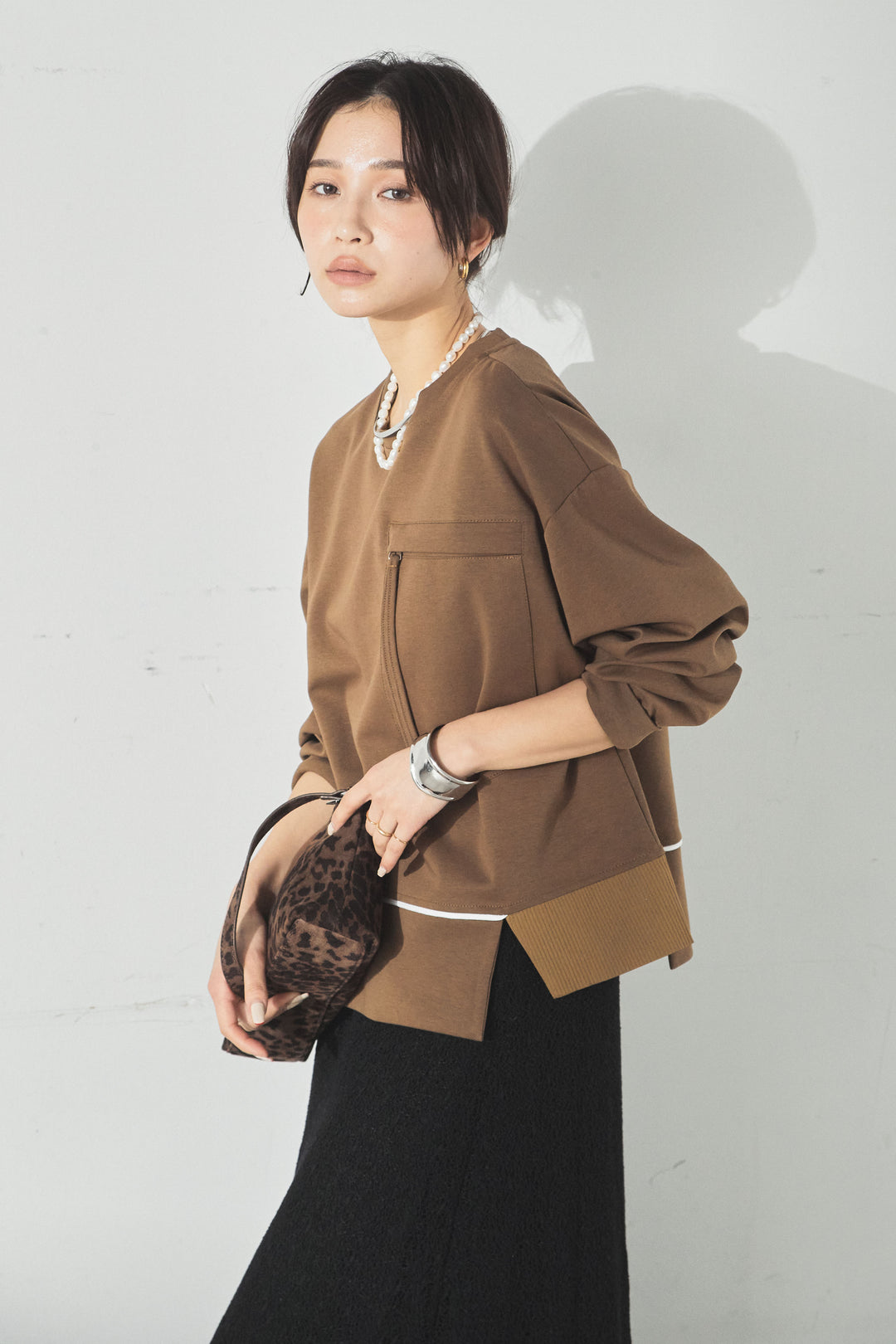 裾アシンメトリーポケットデザインプルオーバー/ブラウン