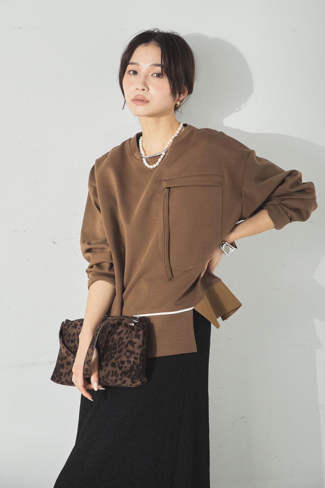 裾アシンメトリーポケットデザインプルオーバー/ブラウン