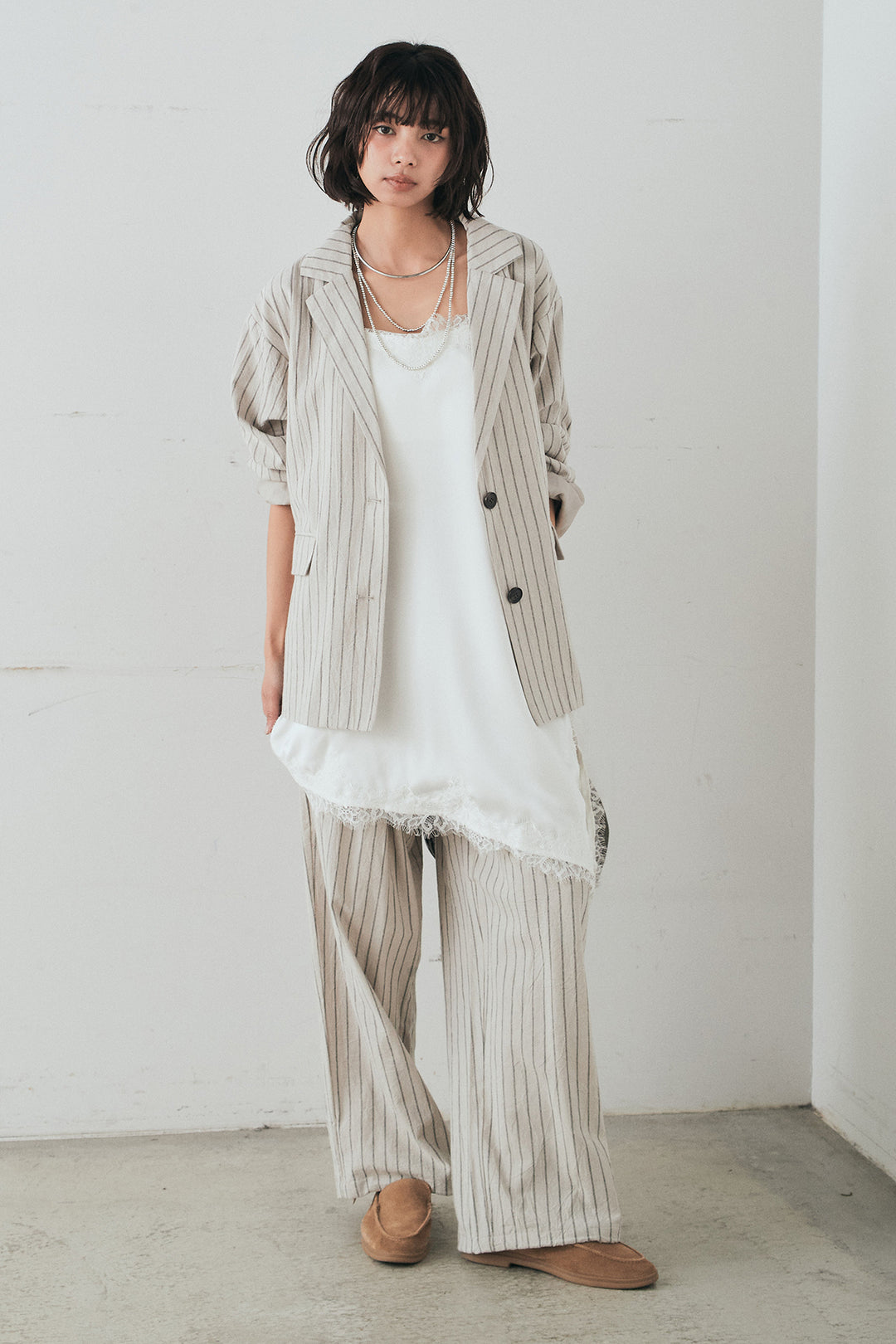 [SET]リネンライクストライプテーラードジャケット+リネンライクストライプタックイージーパンツ+サテンレースアシメキャミ(3set)