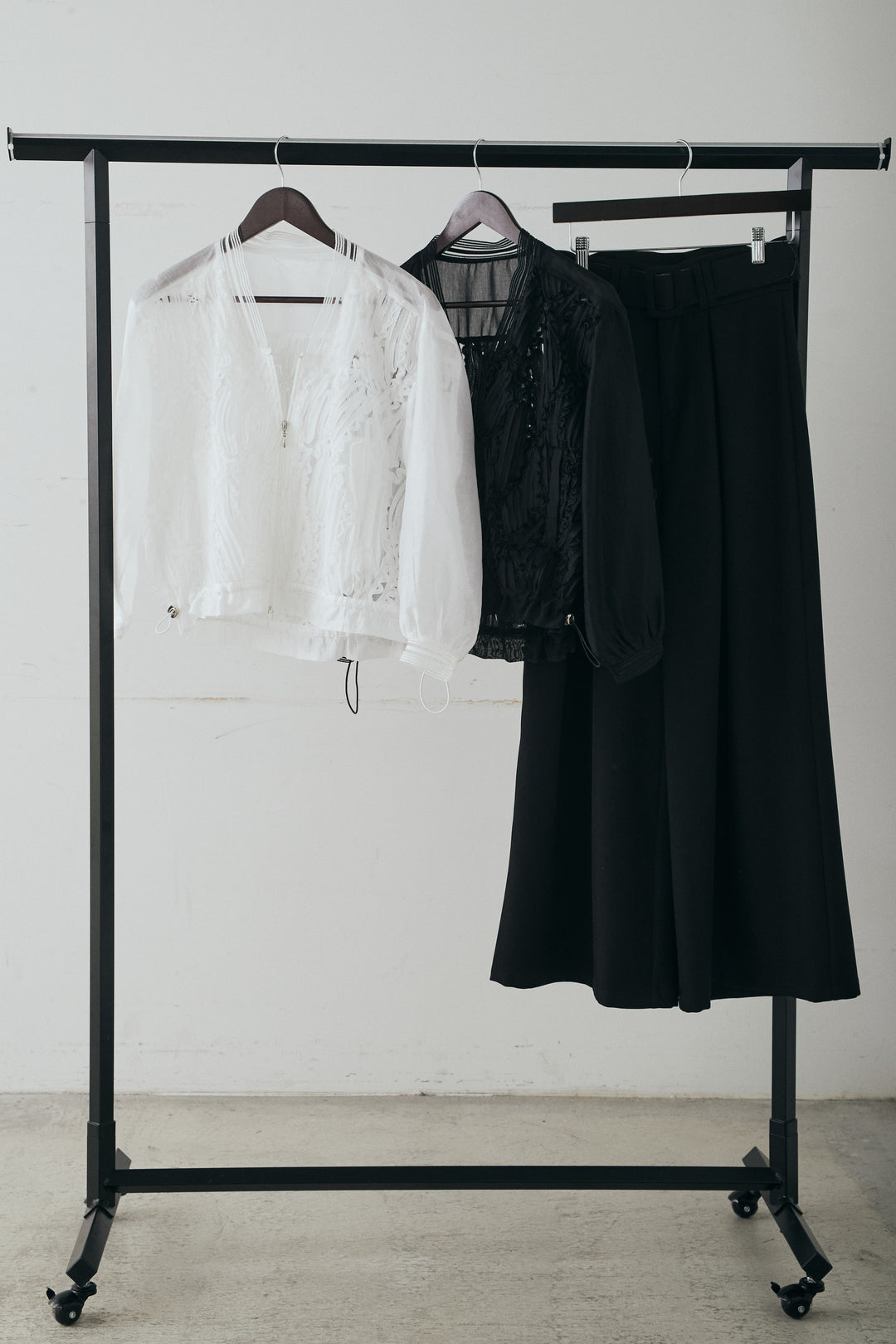 【着回しセット】[SET]モチーフ付きシアーブルゾン+ベルト付きツータックワイドパンツ+モチーフ付きシアーブルゾン(3set)