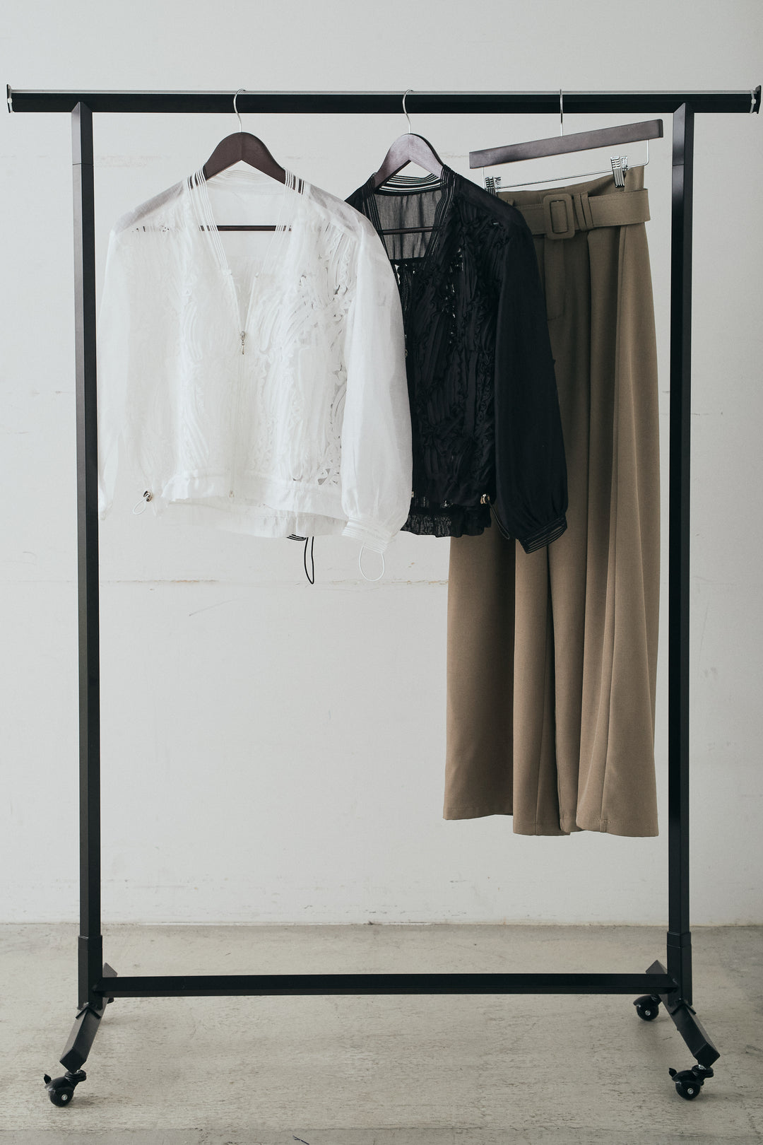 【着回しセット】[SET]モチーフ付きシアーブルゾン+ベルト付きツータックワイドパンツ+モチーフ付きシアーブルゾン(3set)