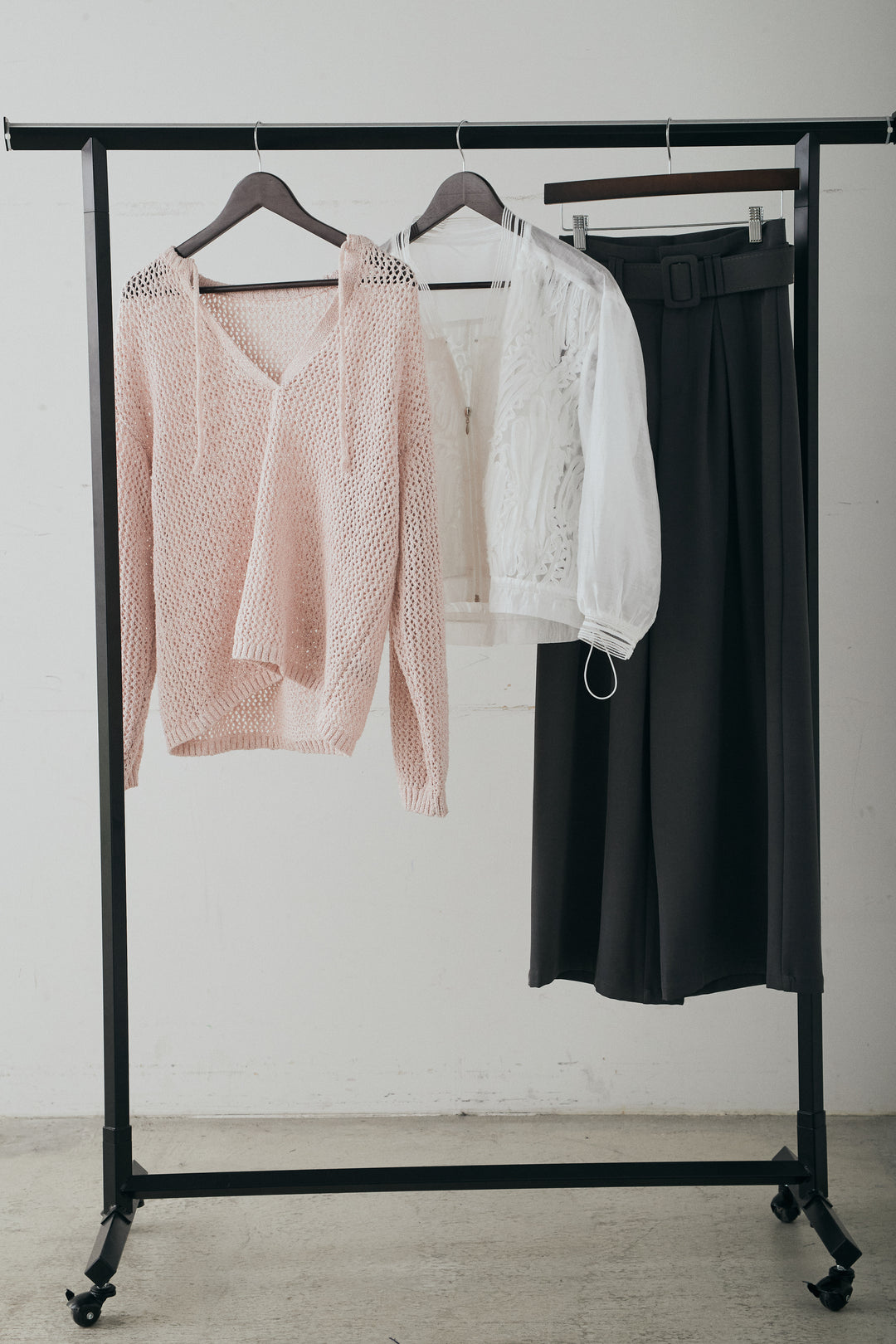 【着回しセット】[SET]ミックスメッシュキーネックプルオーバー+モチーフ付きシアーブルゾン+ベルト付きツータックワイドパンツ(3set)