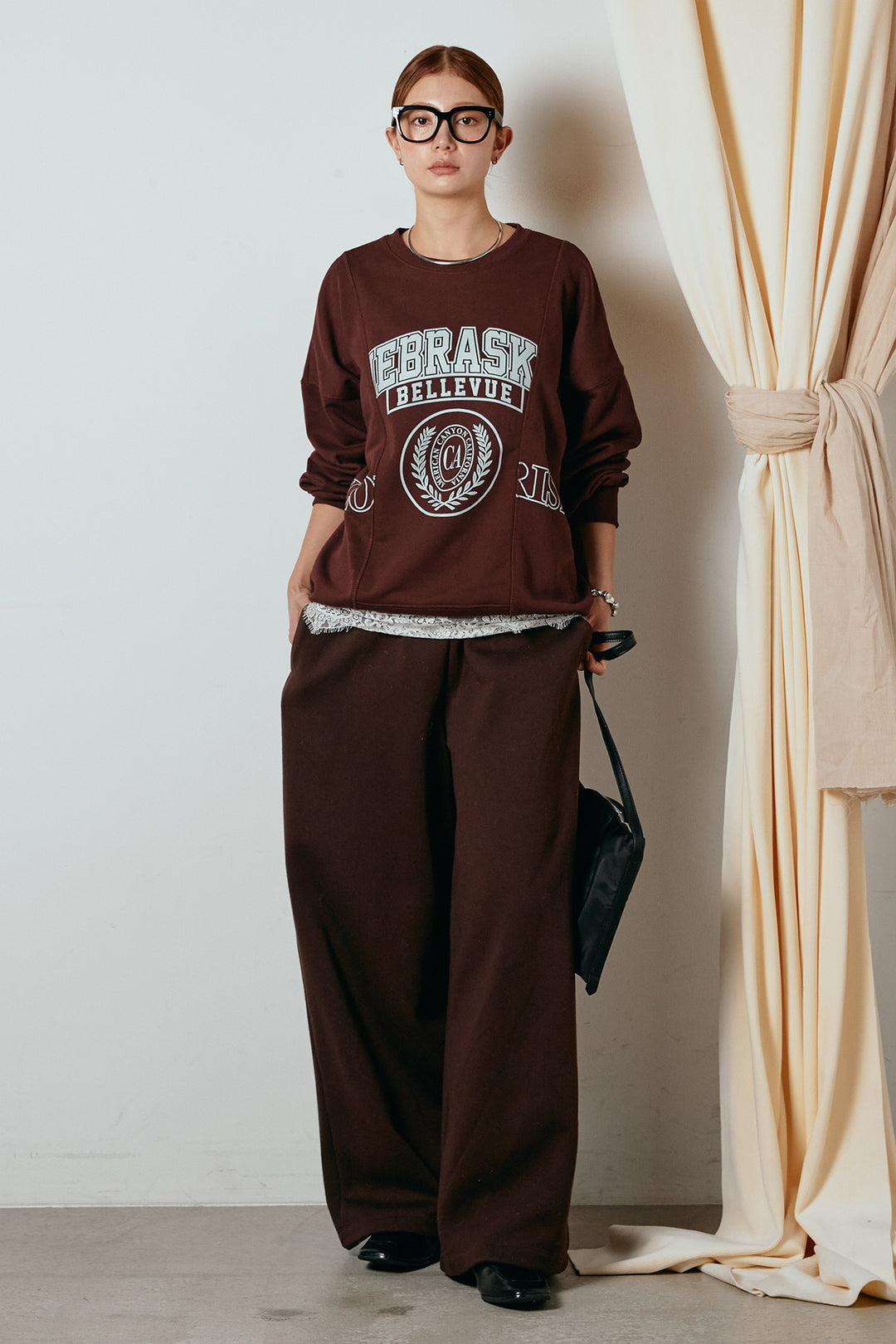 [SET]裏毛カレッジプリントプルオーバー+裏起毛スウェットワイドパンツ+カップ付きレースドッキングキャミソール(3set)