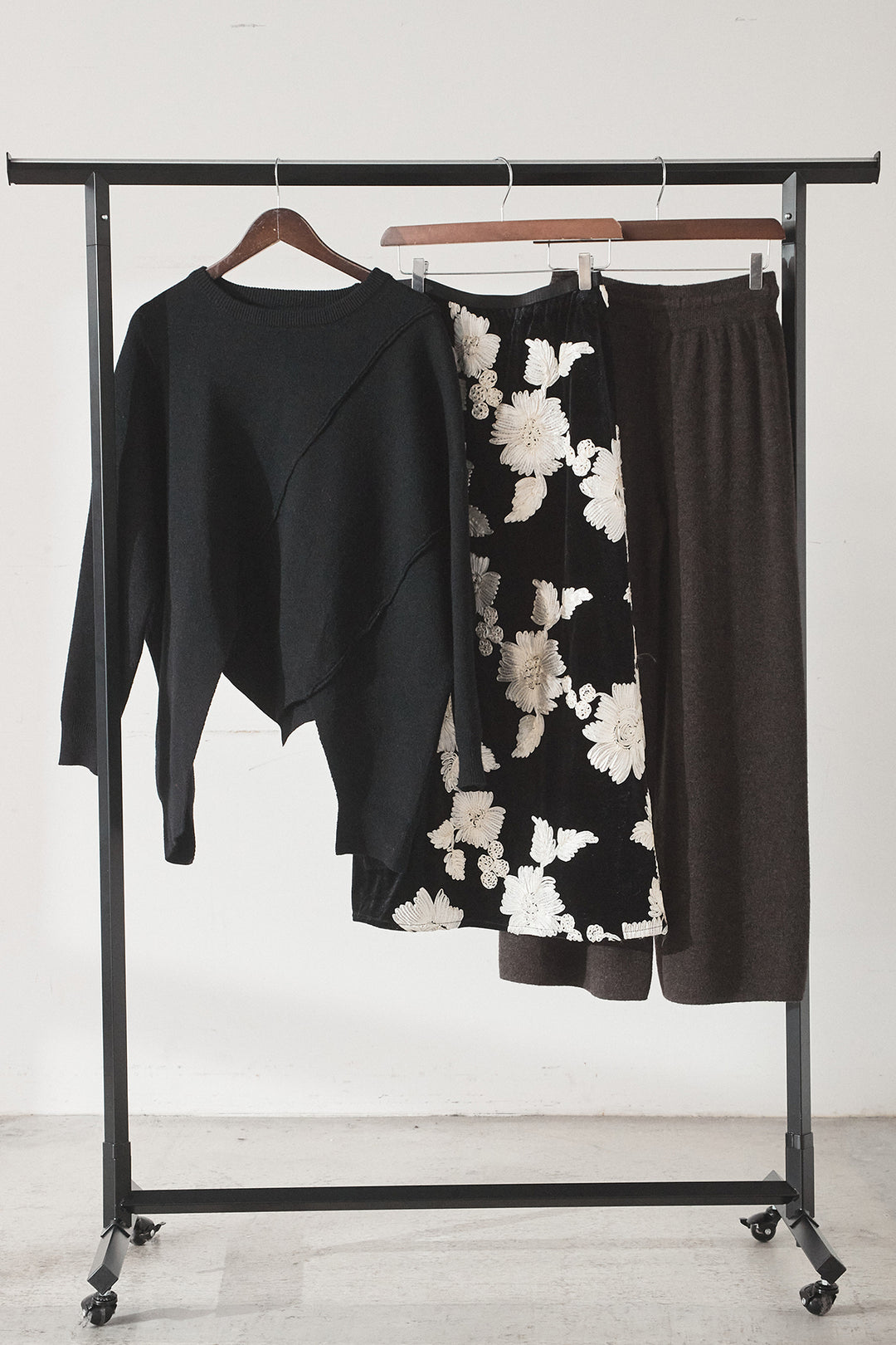 【着回しセット】[SET]アシンメトリーデザインニットトップス+センターラインニットパンツ+フラワー刺繍ワイドスカート(3set)