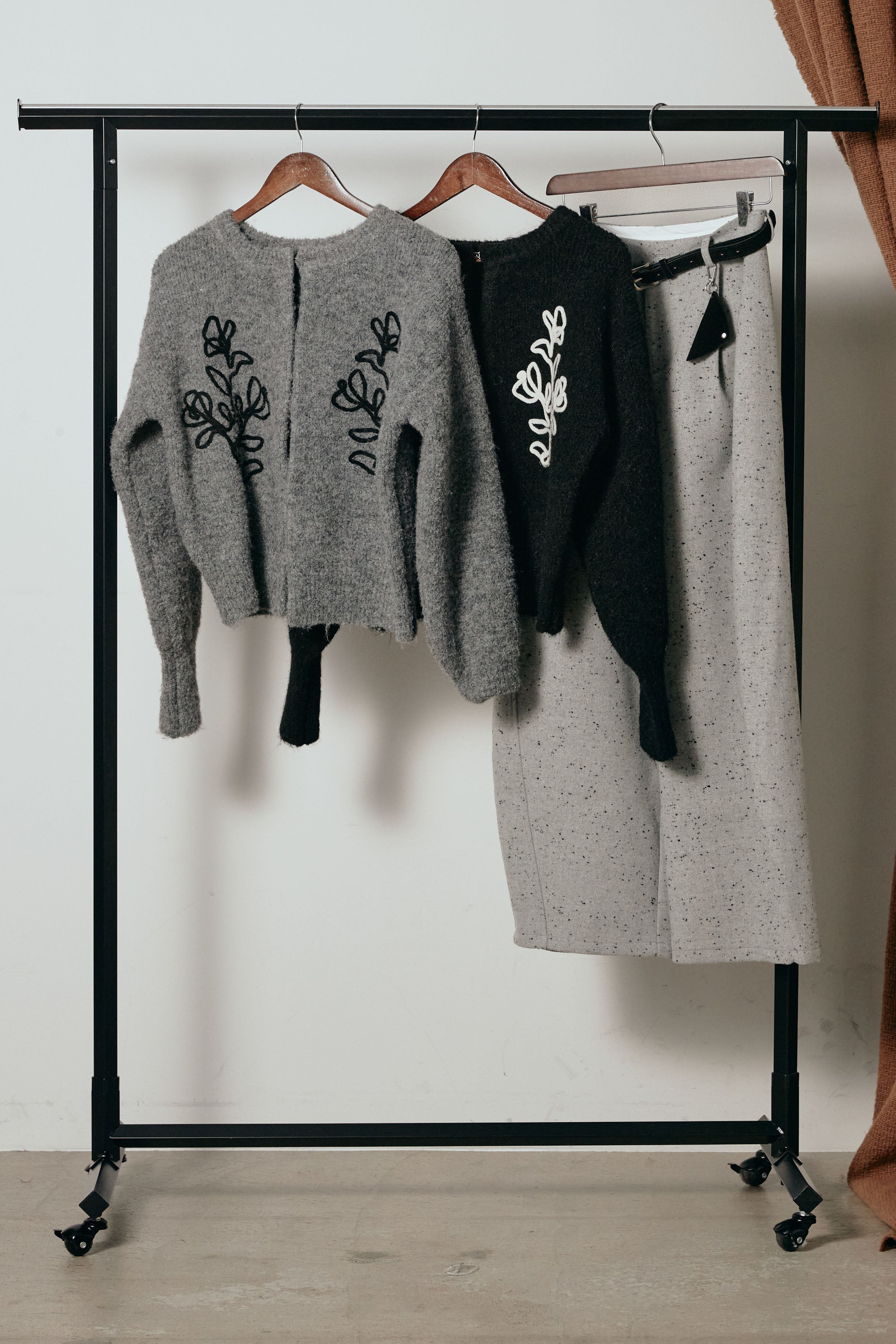 Yuka　スフレアシメチュールスカート&ヘムリボンカーディガン　ブラック シャンブレーオーガンジーフレアスカート(9号 ブラック): AIMER | エメ