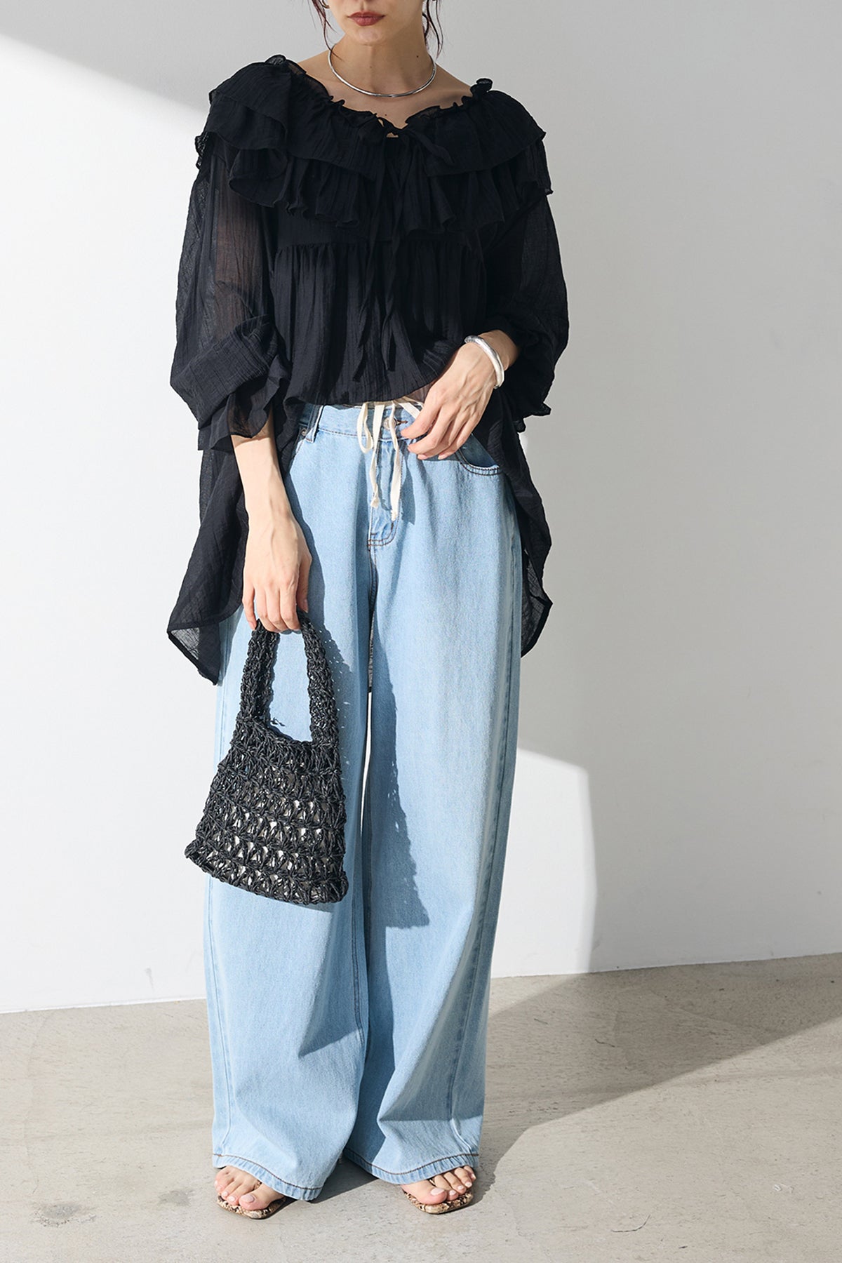 ESICA [SET]ラッフルカラーブラウス+デニムカーゴサロペット(2set) ESICA [SET]ラッフルカラーブラウス+デニムカーゴサロペット