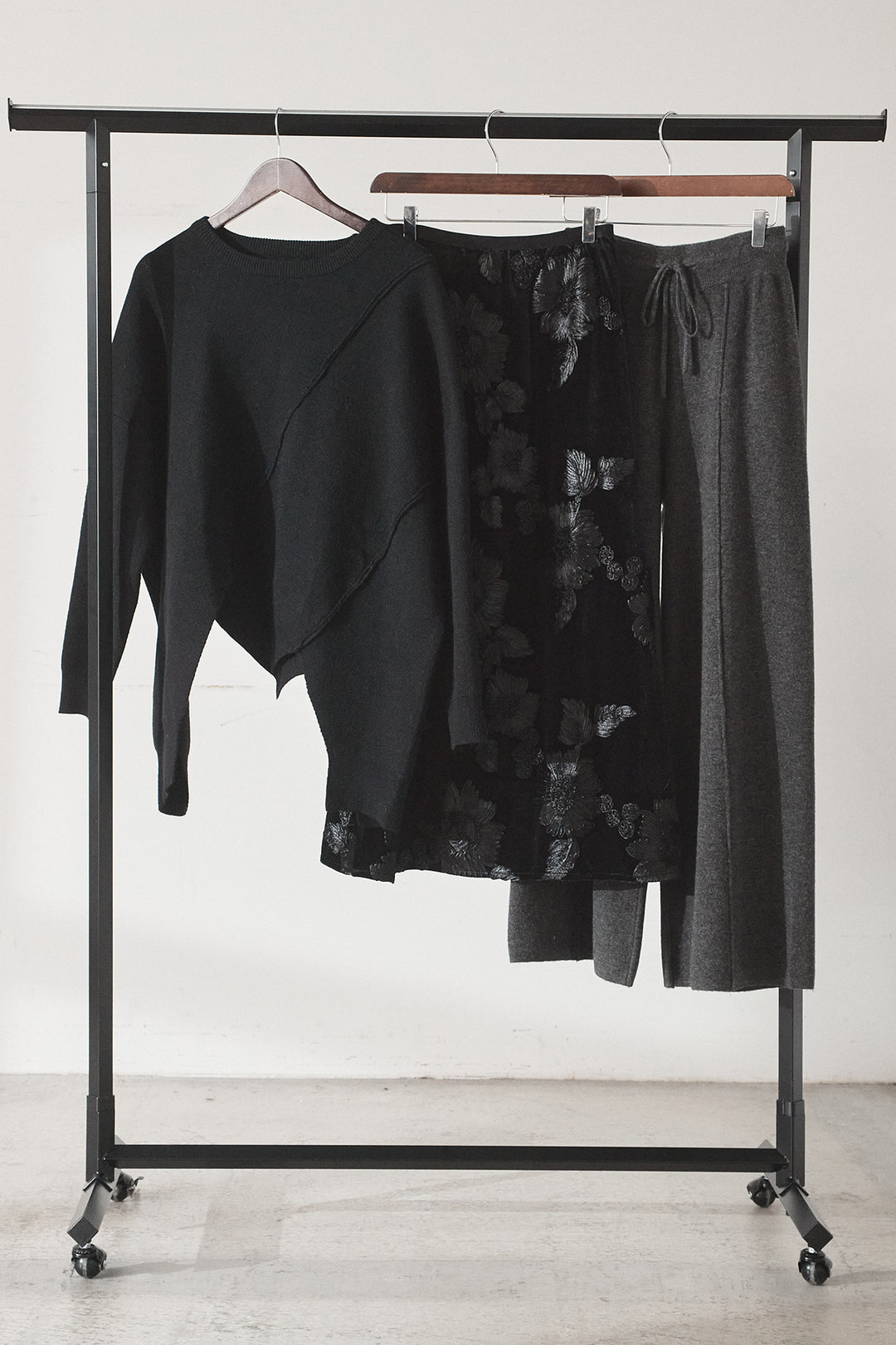 【着回しセット】[SET]アシンメトリーデザインニットトップス+センターラインニットパンツ+フラワー刺繍ワイドスカート(3set)