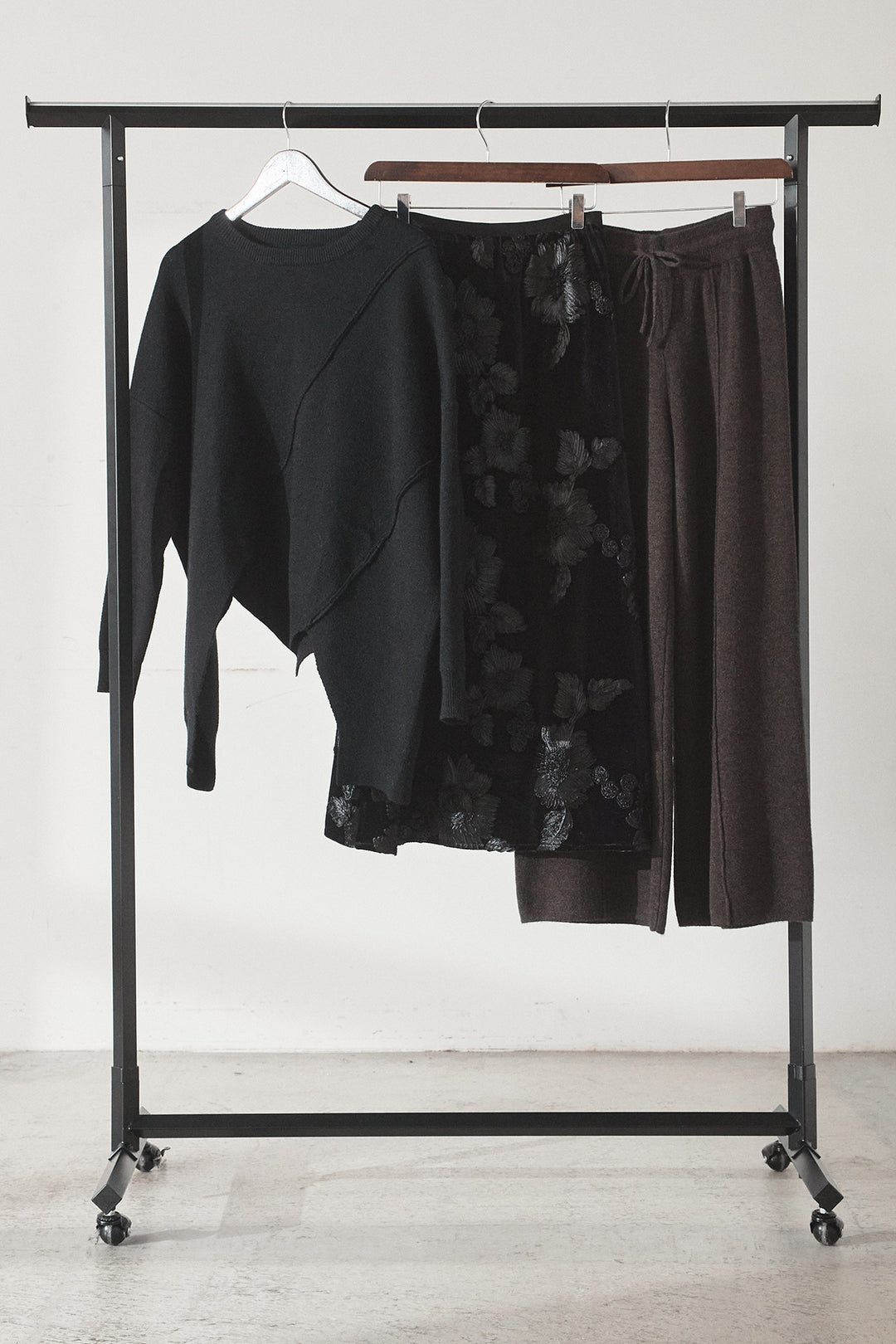 【着回しセット】[SET]アシンメトリーデザインニットトップス+センターラインニットパンツ+フラワー刺繍ワイドスカート(3set)