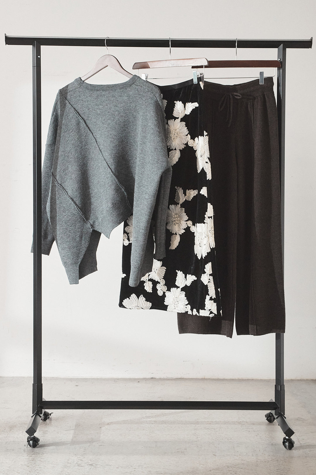 【着回しセット】[SET]アシンメトリーデザインニットトップス+センターラインニットパンツ+フラワー刺繍ワイドスカート(3set)