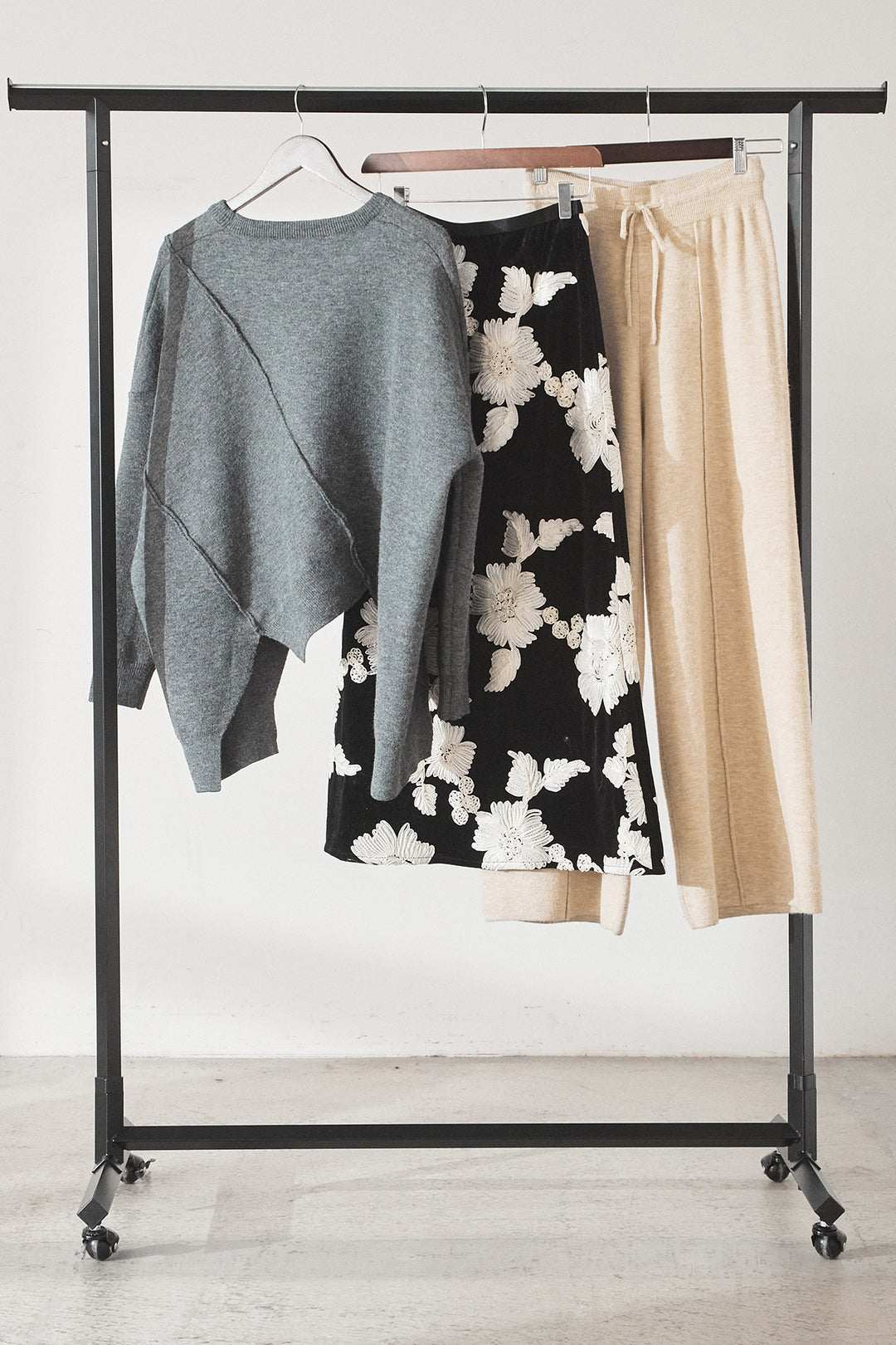 【着回しセット】[SET]アシンメトリーデザインニットトップス+センターラインニットパンツ+フラワー刺繍ワイドスカート(3set)