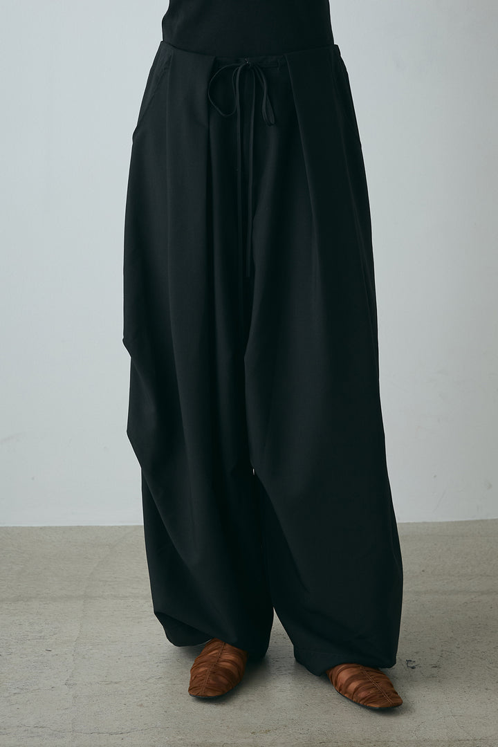ランダムタック入りワイドパンツ