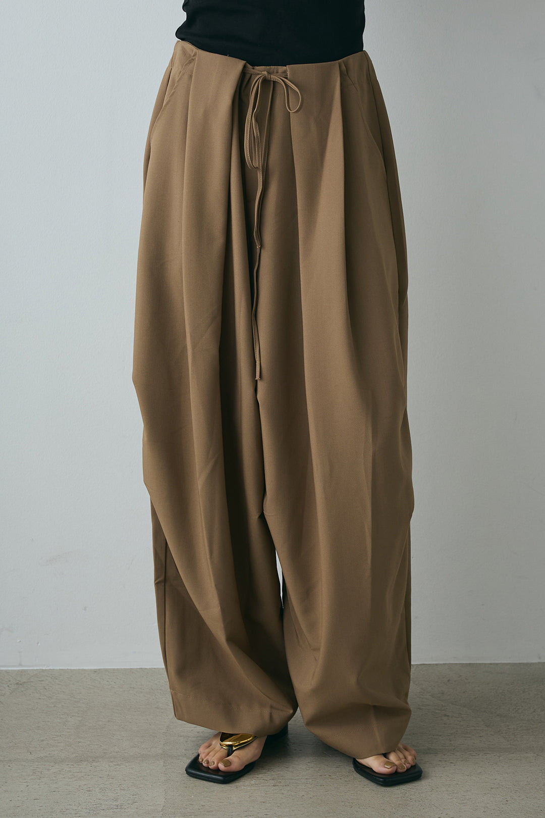 ランダムタック入りワイドパンツ