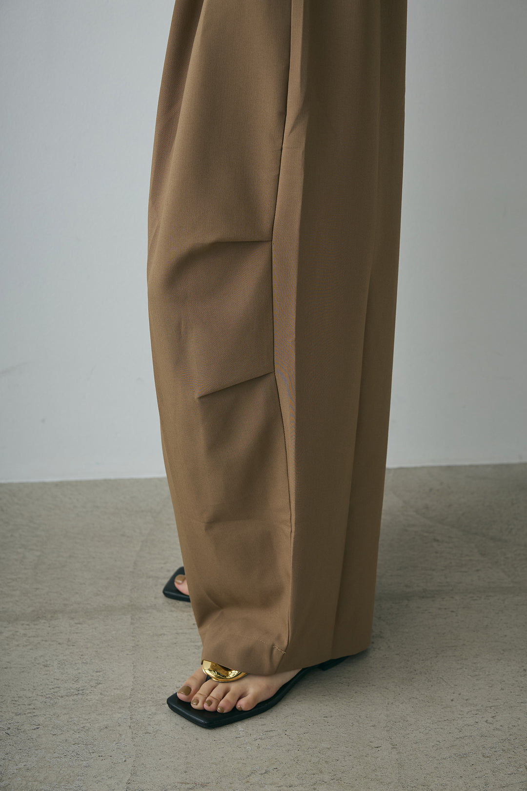 ランダムタック入りワイドパンツ