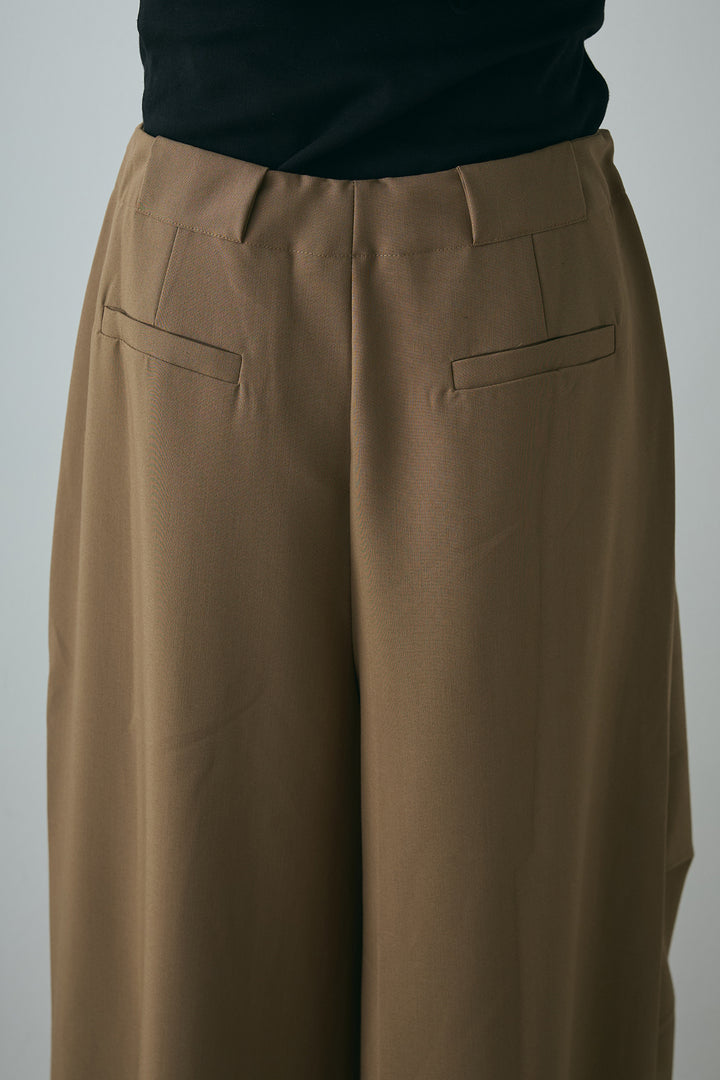 ランダムタック入りワイドパンツ