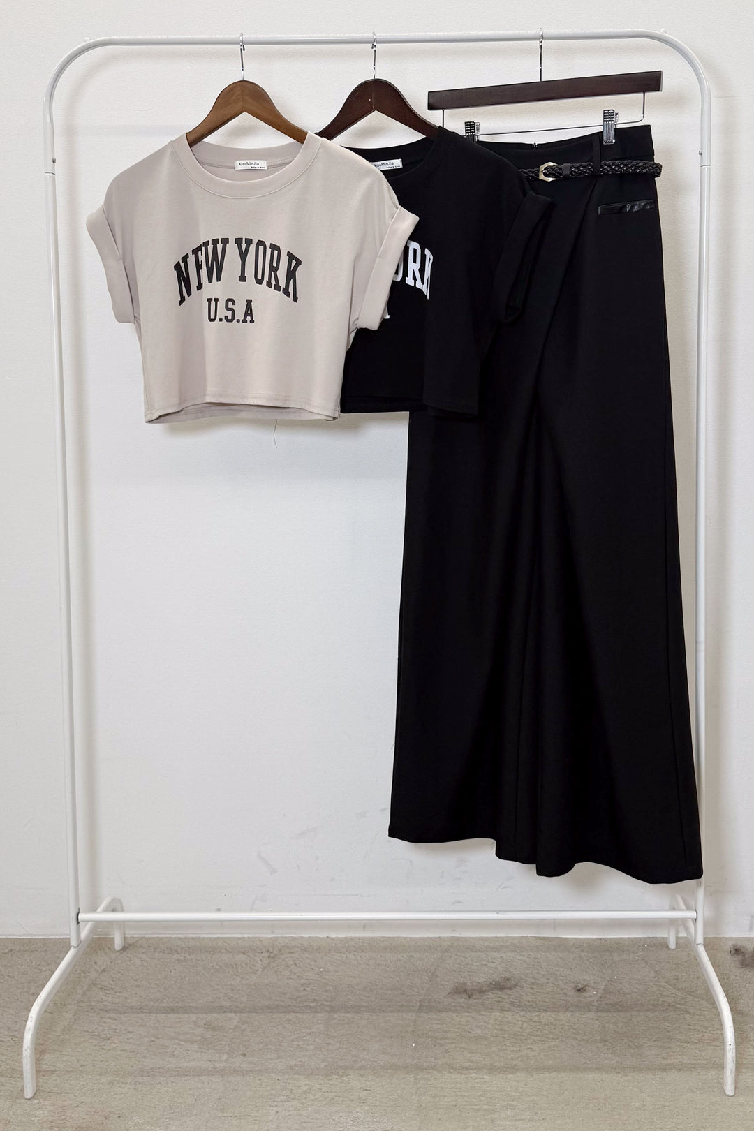 [着回しセット]ショート丈NEWYORKロゴTシャツ+ショート丈NEWYORKロゴTシャツ+ベルト付きクロスデザインパンツ(3set)