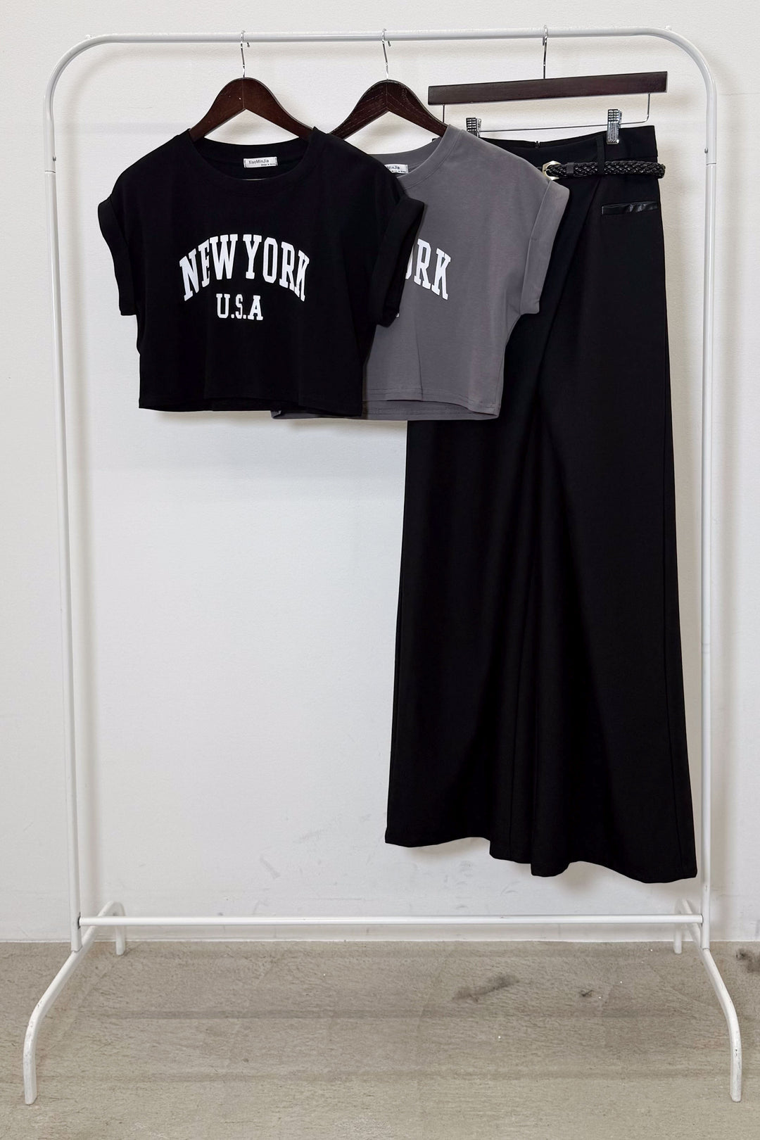 [着回しセット]ショート丈NEWYORKロゴTシャツ+ショート丈NEWYORKロゴTシャツ+ベルト付きクロスデザインパンツ(3set)