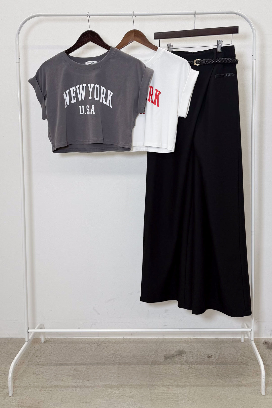 [着回しセット]ショート丈NEWYORKロゴTシャツ+ショート丈NEWYORKロゴTシャツ+ベルト付きクロスデザインパンツ(3set)