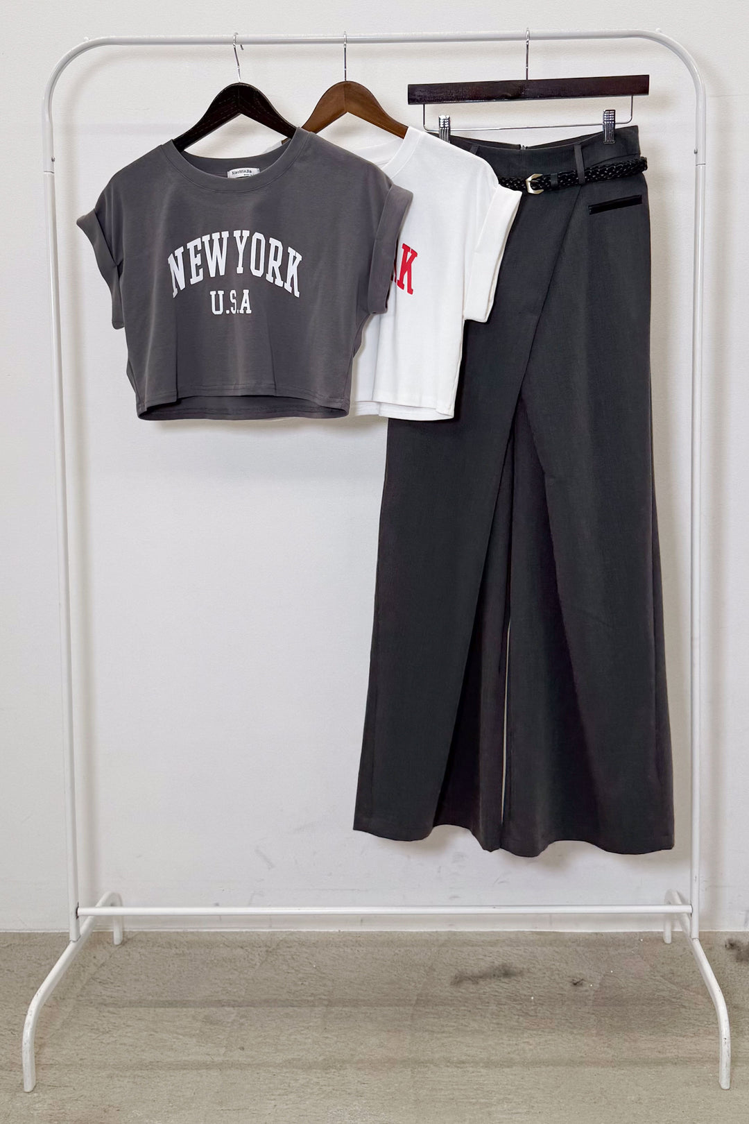 [着回しセット]ショート丈NEWYORKロゴTシャツ+ショート丈NEWYORKロゴTシャツ+ベルト付きクロスデザインパンツ(3set)