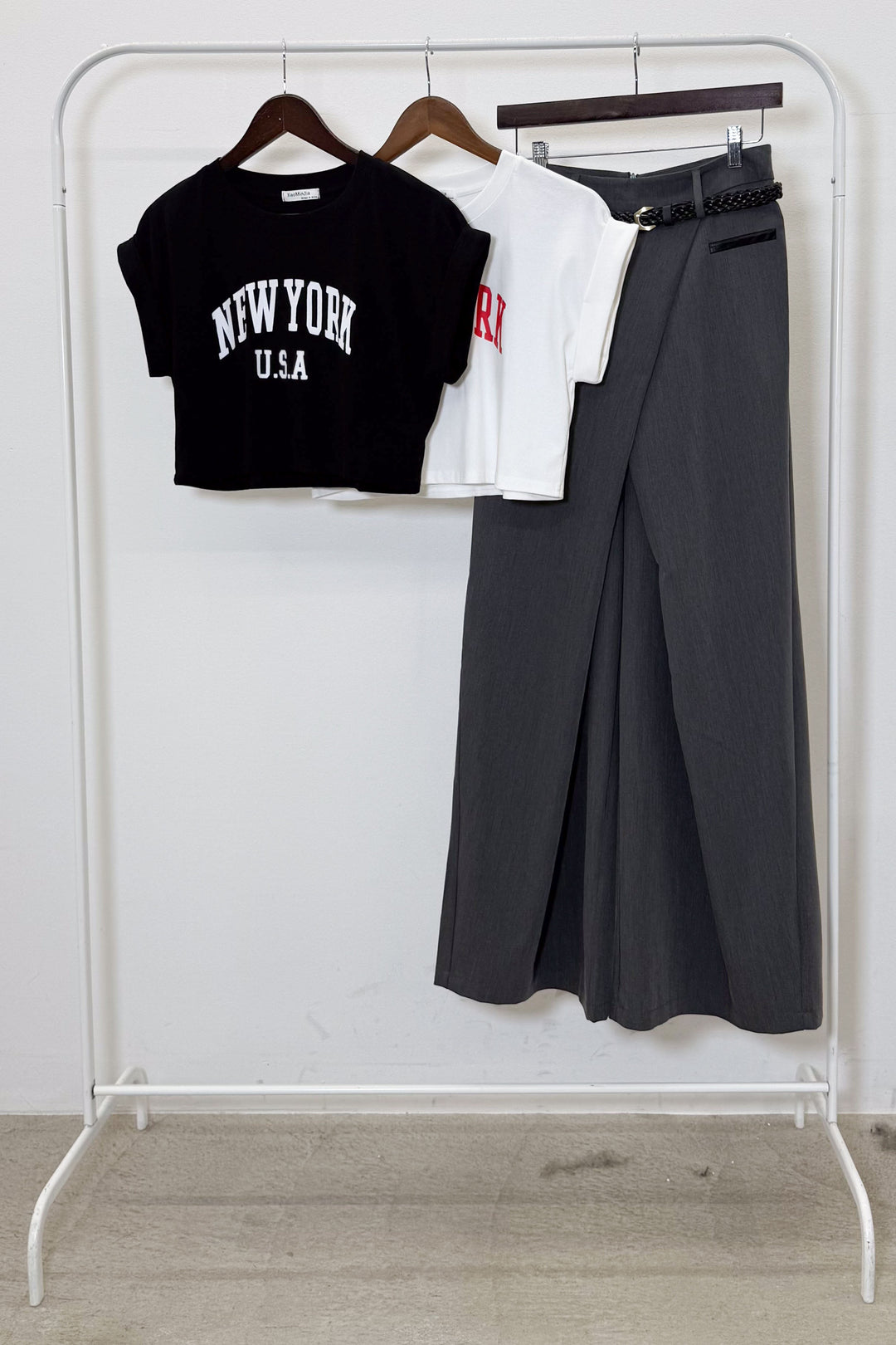 [着回しセット]ショート丈NEWYORKロゴTシャツ+ショート丈NEWYORKロゴTシャツ+ベルト付きクロスデザインパンツ(3set)