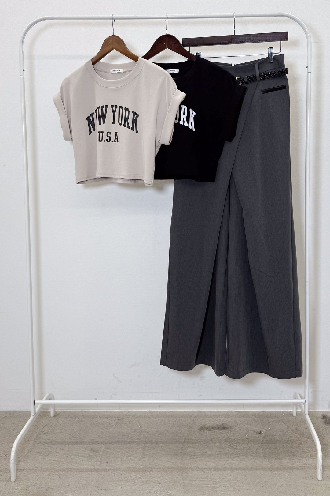[着回しセット]ショート丈NEWYORKロゴTシャツ+ショート丈NEWYORKロゴTシャツ+ベルト付きクロスデザインパンツ(3set)