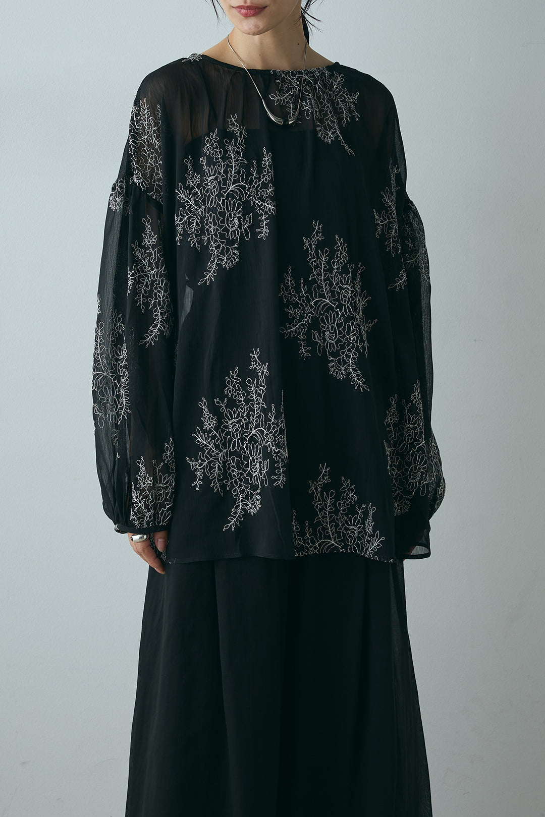 レース刺繍シアーブラウス