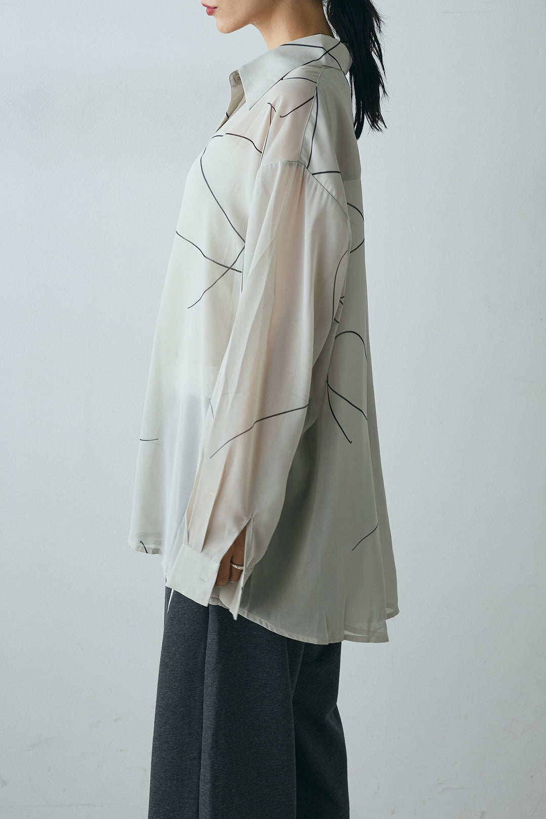 ニュアンスライン柄シアーシャツ