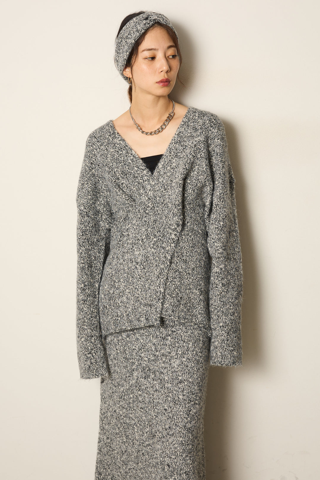 ヘアバンド付きクロスデザインミックスニットトップス