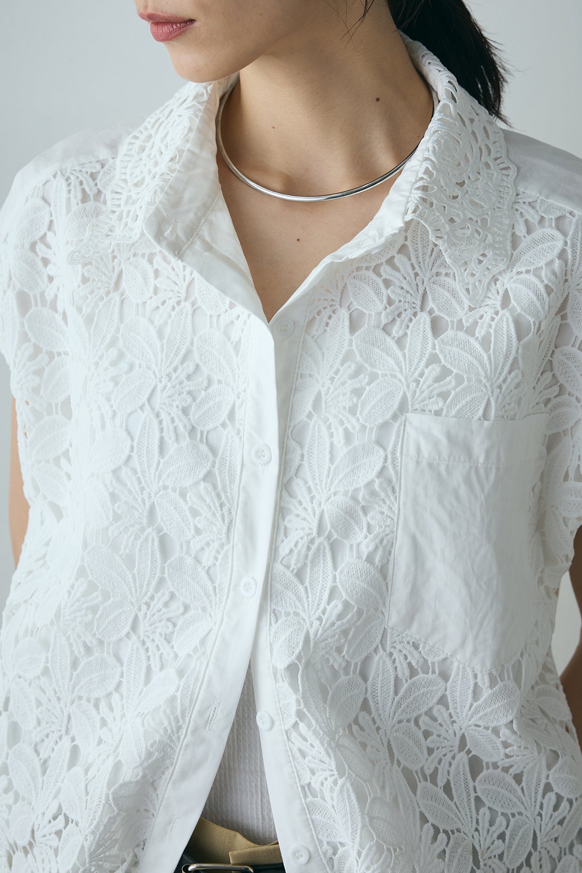 ノースリーブレース刺繍シャツ – ESICA