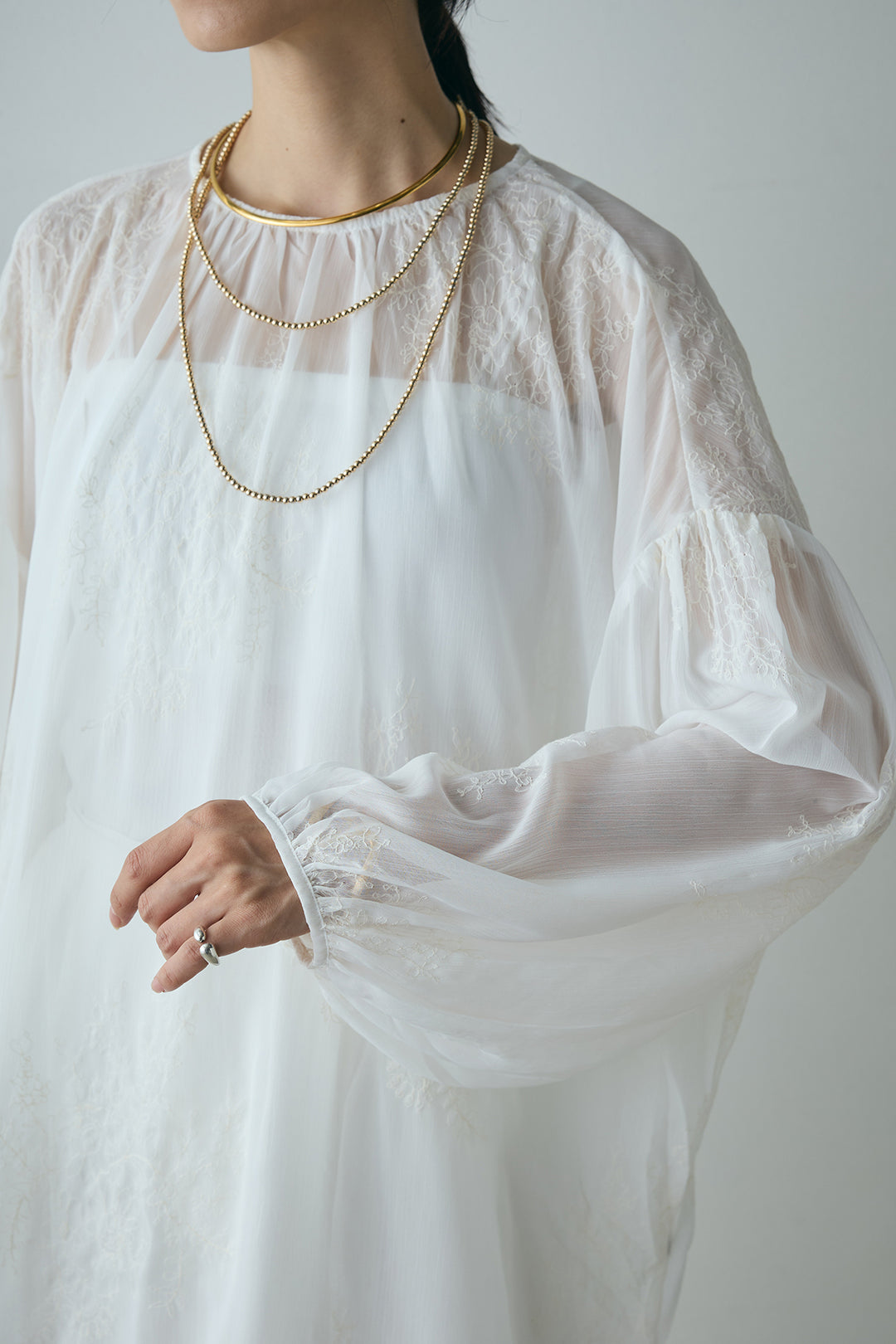 レース刺繍シアーブラウス