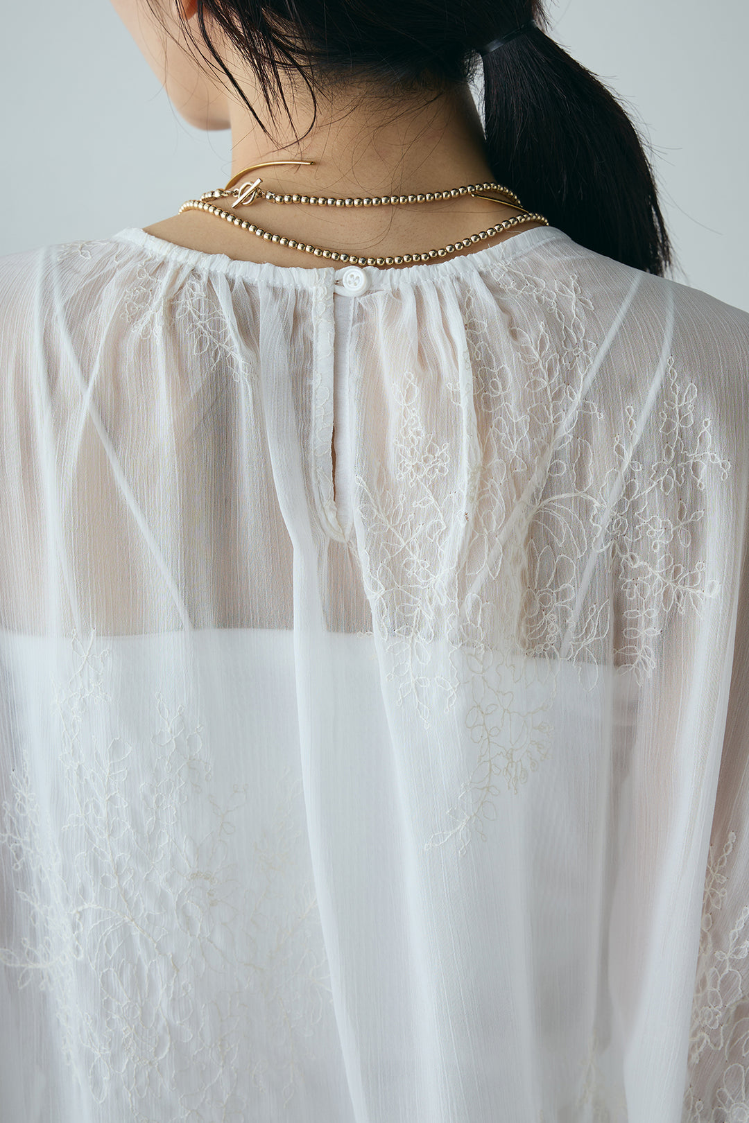レース刺繍シアーブラウス