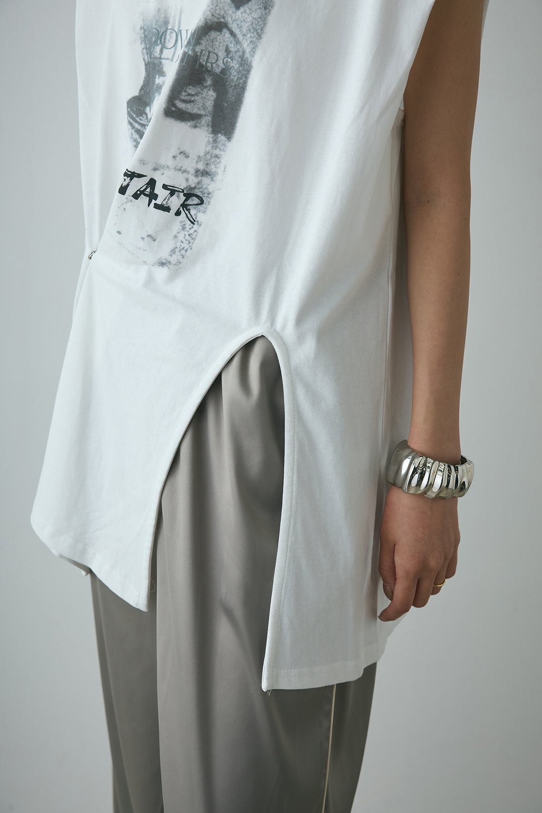 サイドデザインプリントTシャツ