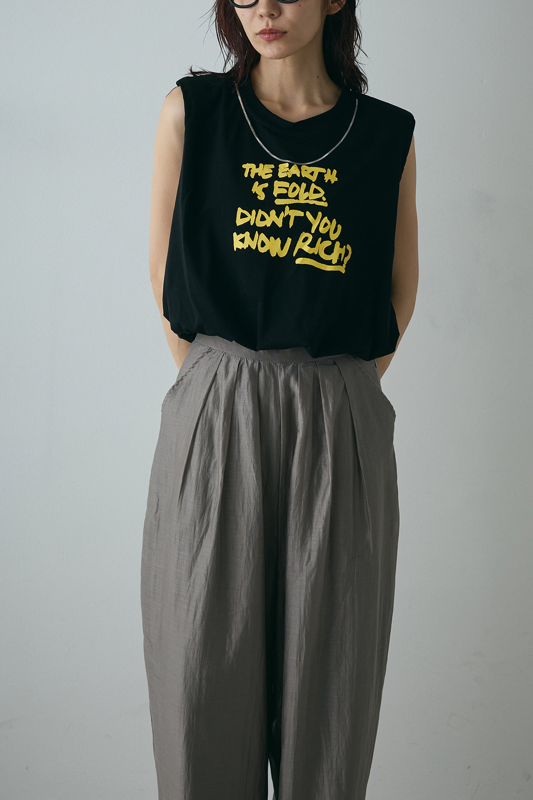 [SET]シルバーネックレス付きロゴTシャツ+カーブシアーパンツ(2set)