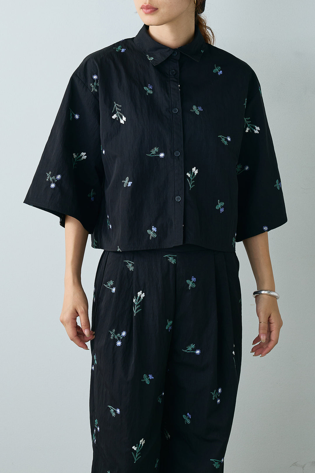 花柄刺繍ハーフスリーブブラウス